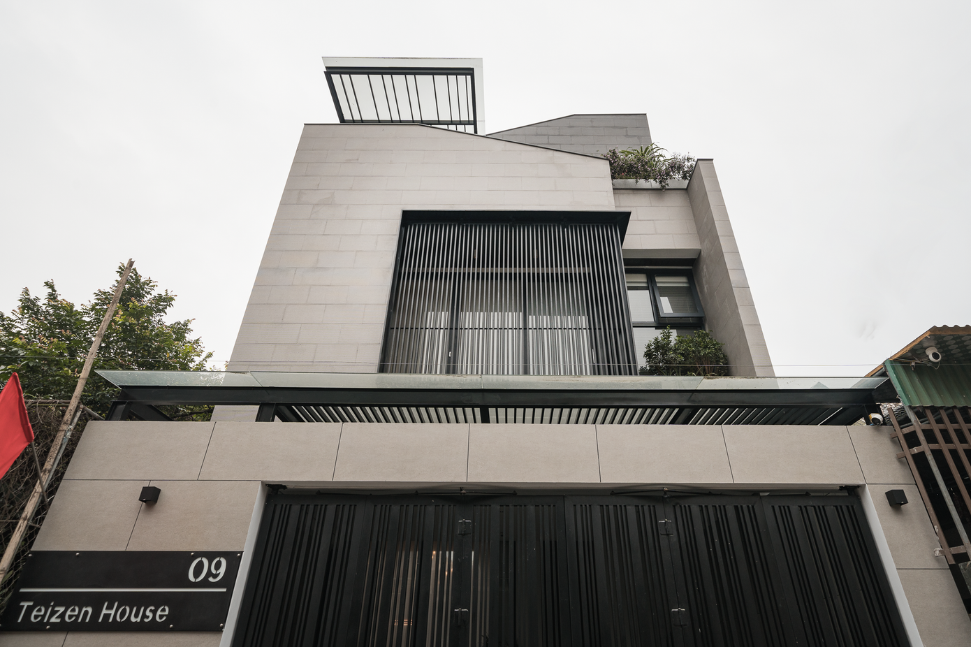 Ngôi nhà xây dựng 3 tầng, mặt tiền được thiết kế dạng lam chắn.