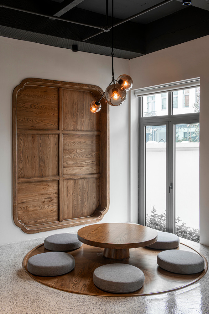 Bàn ăn nằm đối diện cửa sổ, lấy ánh sáng tự nhiên. Bàn ăn nằm đối diện cửa sổ, lấy ánh sáng tự nhiên.