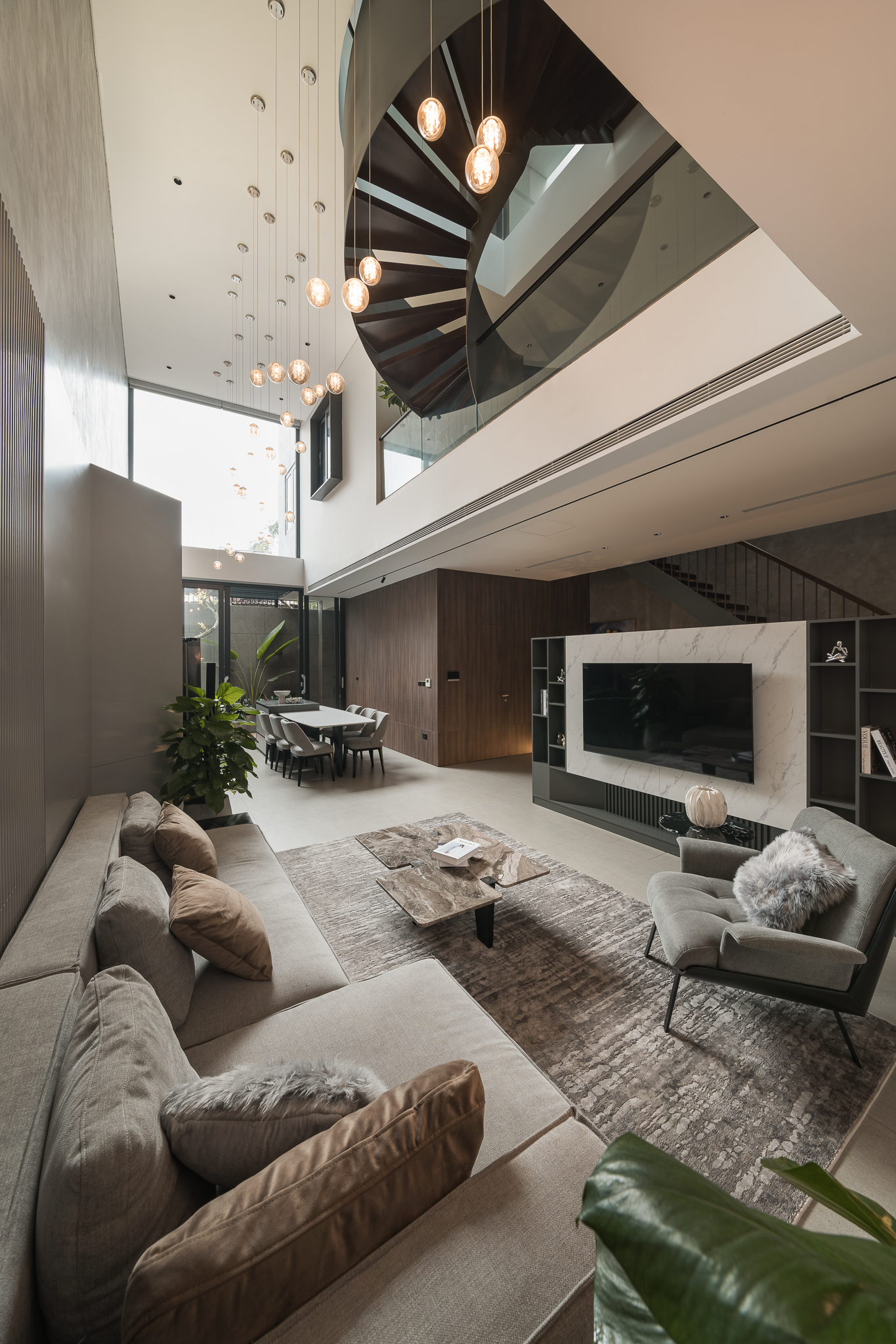 Phòng khách rộng rãi, được thiết kế thông tầng.