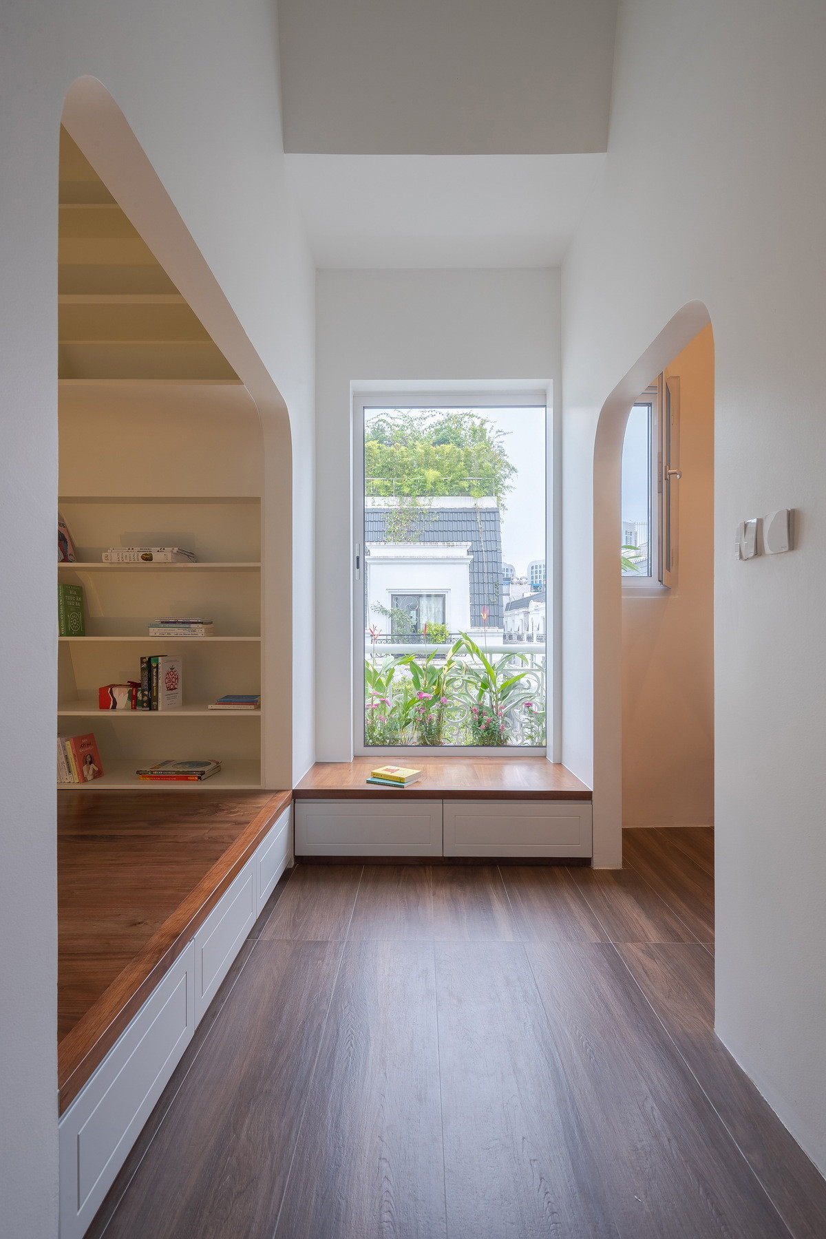 Không gian có những đường cong nhẹ nhàng và ngập tràn ánh sáng.