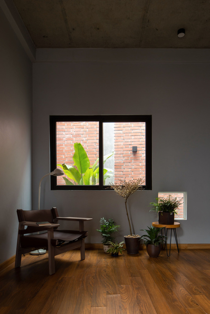 Kiến trúc sư sử dụng những chất liệu tự nhiên mộc mạc có sẵn ở địa phương và sản phẩm làm bằng tay. Kiến trúc sư sử dụng những chất liệu tự nhiên mộc mạc có sẵn ở địa phương và sản phẩm làm bằng tay.