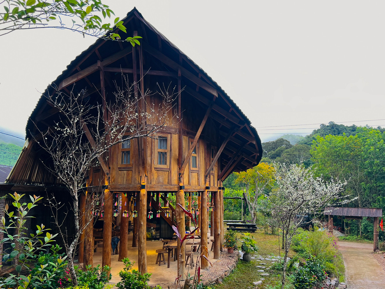 Căn nhà như một đình làng, nơi gặp gỡ của người dân cũng như du khách đến đây.