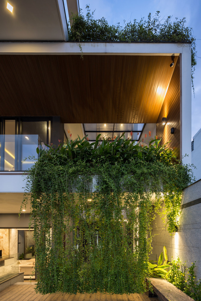 Những dây leo nối dài ở hành lang vừa tạo vẻ mộc mạc, vừa tạo nên cảnh quan đẹp cho căn nhà.