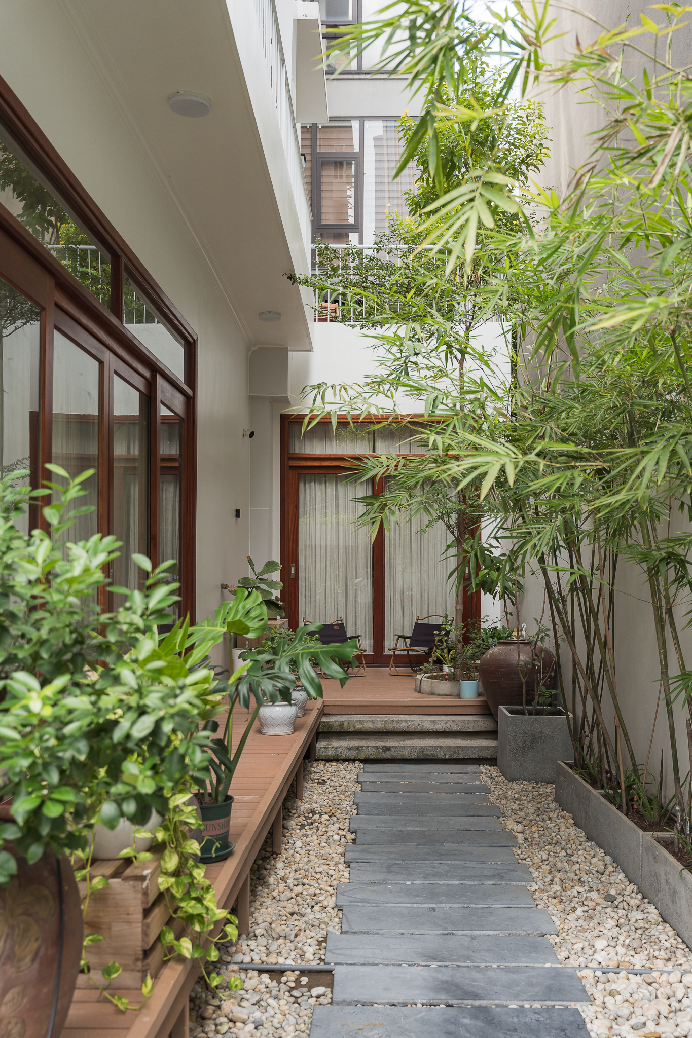 Khoảng sân vườn hình chữ L bao quanh ngôi nhà, khiến không gian thêm trong lành, dễ chịu. Khoảng sân vườn hình chữ L bao quanh ngôi nhà, khiến không gian thêm trong lành, dễ chịu.