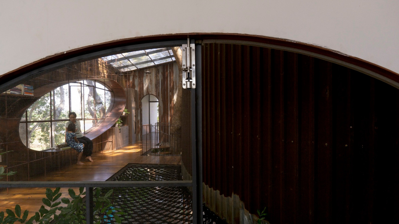 Những vật liệu nhuốm màu thời gian khiến căn nhà mang vẻ mộc mạc, xưa cũ. Đồng thời, nó cũng có sự thoải mái, linh hoạt, riêng tư, và hấp dẫn như những tòa nhà khác. Những vật liệu nhuốm màu thời gian khiến căn nhà mang vẻ mộc mạc, xưa cũ. Đồng thời, nó cũng có sự thoải mái, linh hoạt, riêng tư, và hấp dẫn như những tòa nhà khác.