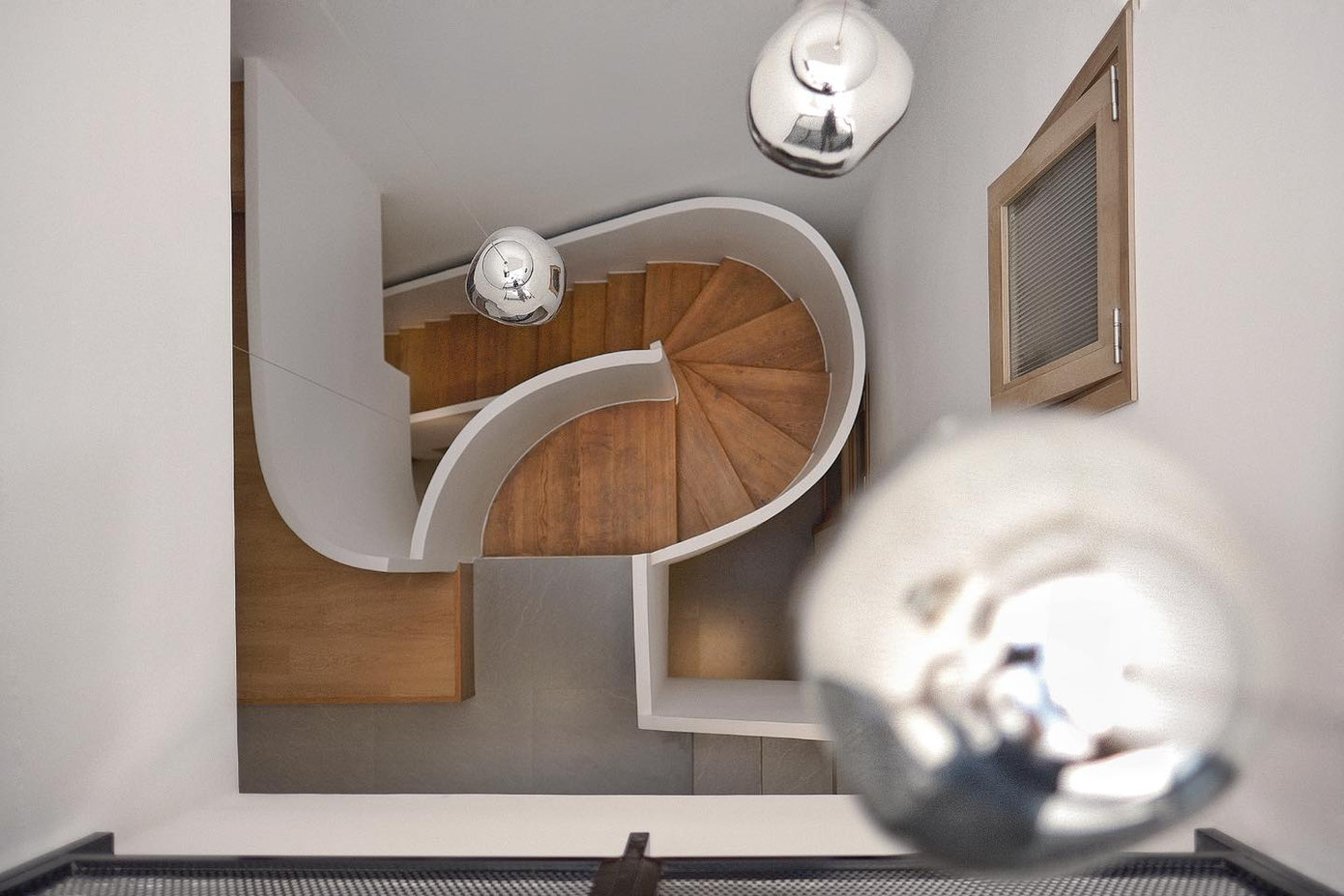 Cầu thang gấp khúc tạo sự mềm mại cho căn nhà.