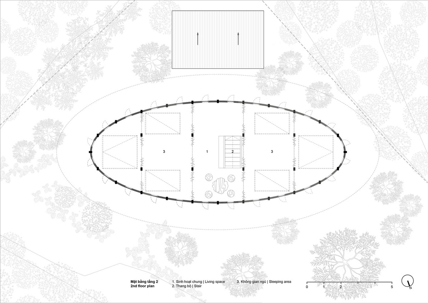 Sàn nhà hình elip tạo nên cảm giác cân bằng và chào đón, là không gian cho những sinh hoạt cộng đồng. Từ đây, người dân có thể nhìn thấy không gian xung quanh. Cấu trúc mái khá đơn giản, dốc ở hai phía, đặt trên một khối hình trụ dạng elip, tạo nên dáng vẻ giống chiếc lá hoặc cánh diều ở giữa vùng núi. Mái mở rộng ra xung quanh, che chắn cho cấu trúc gỗ bên dưới khỏi nắng mưa.