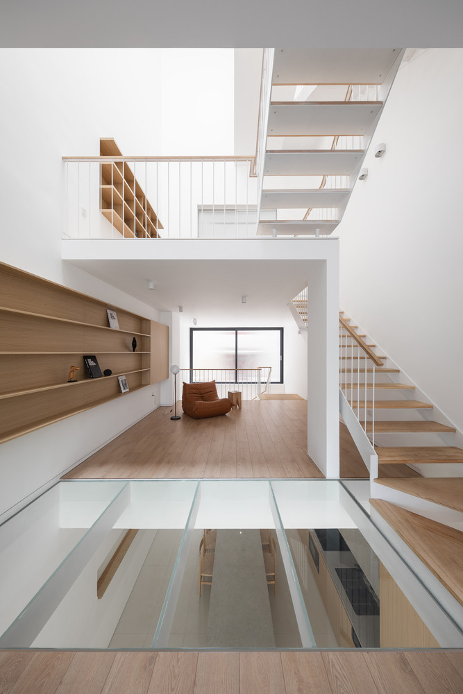 Để lấy gió đối lưu vào trong nhà, hệ thống cửa trượt được sắp xếp từ trước ra sau, giếng trời xen kẽ giữa các tầng trong 5 tầng, giúp không khí di chuyển và điều hòa theo các hoạt động sống hằng ngày.