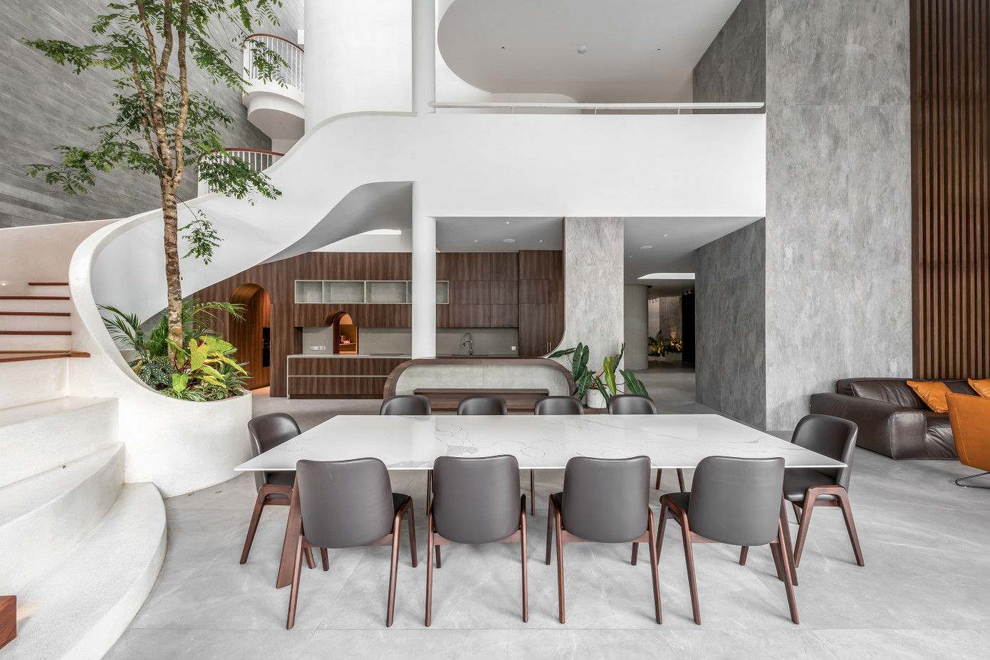 Bàn ăn dành cho 10 người đối diện với khu bếp phụ.