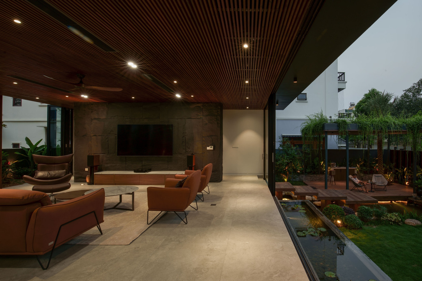 Màu nâu trầm của nội thất và tường tạo cảm giác ấm áp cho TM house.