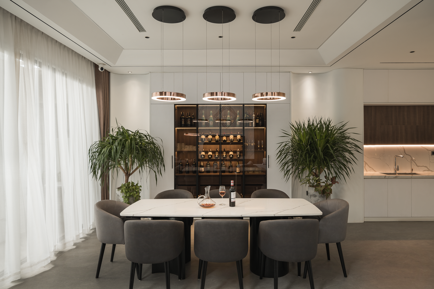 Phòng ăn được trang trí thêm cây xanh tạo cảm giác thoải mái, ngon miệng. Phòng ăn được trang trí thêm cây xanh tạo cảm giác thoải mái, ngon miệng.