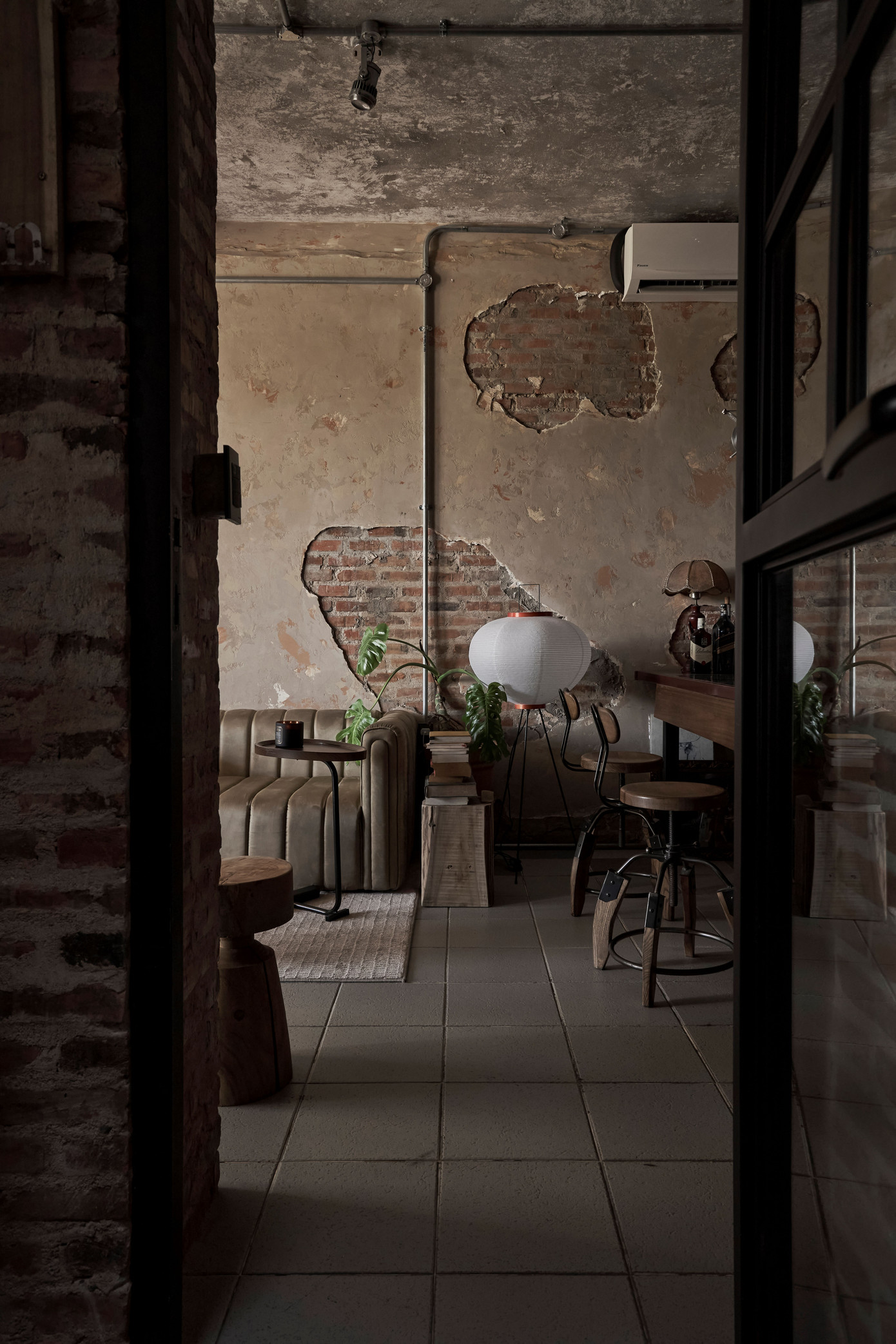 Những mảng, gam màu thô mộc, cũ kỹ không khiến ngôi nhà trở nên dơ bẩn mà vẫn tiện nghi.