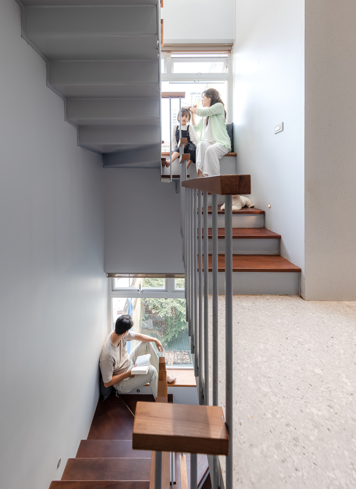 Ánh sáng tự nhiên tràn vào nhà thông qua hệ cửa kính trong suốt, khiến cầu thang cũng có thể là nơi thư giãn. Ánh sáng tự nhiên tràn vào nhà thông qua hệ cửa kính trong suốt, khiến cầu thang cũng có thể là nơi thư giãn.