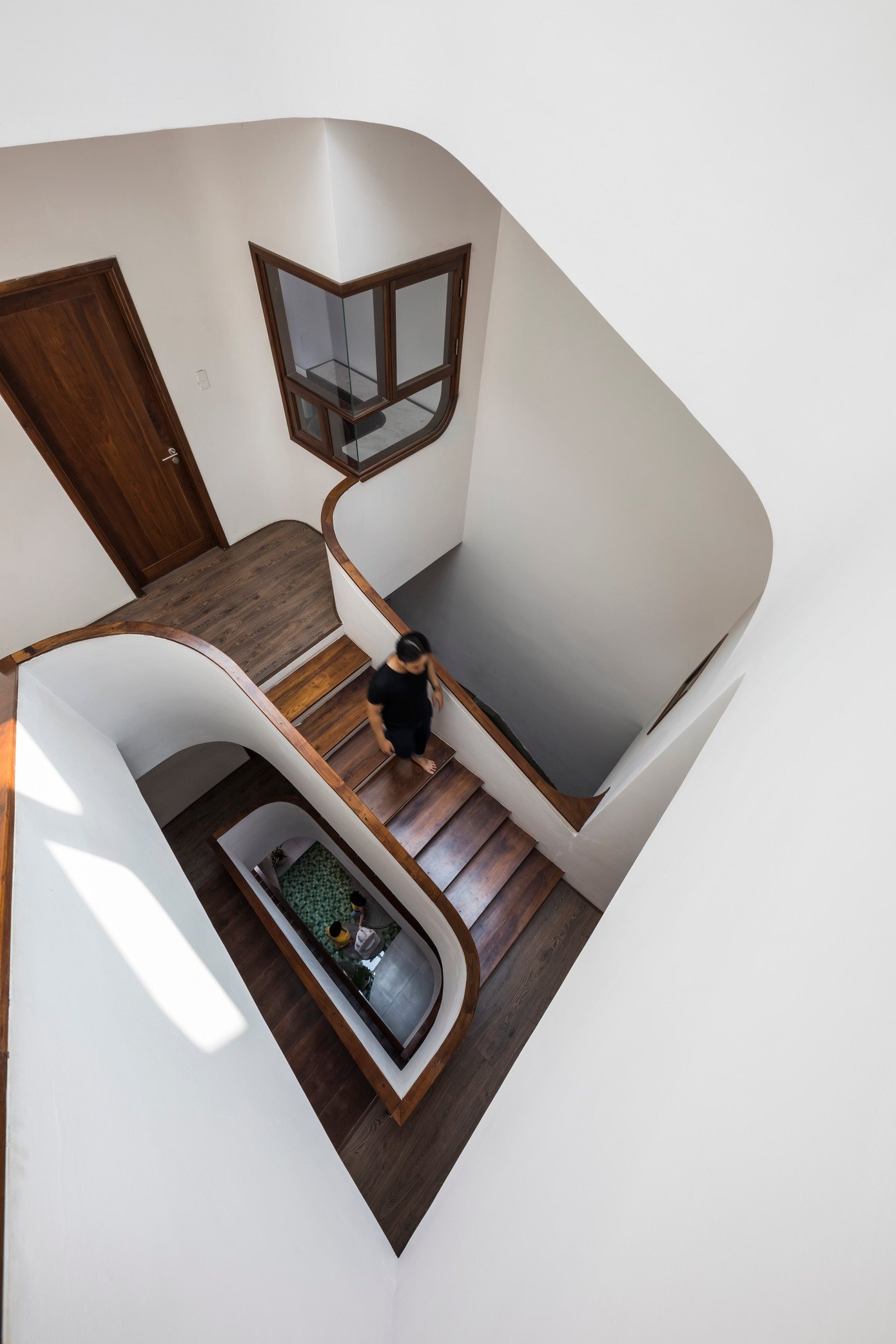 Những góc bo mềm mại nối tiếp nhau ở cầu thang.