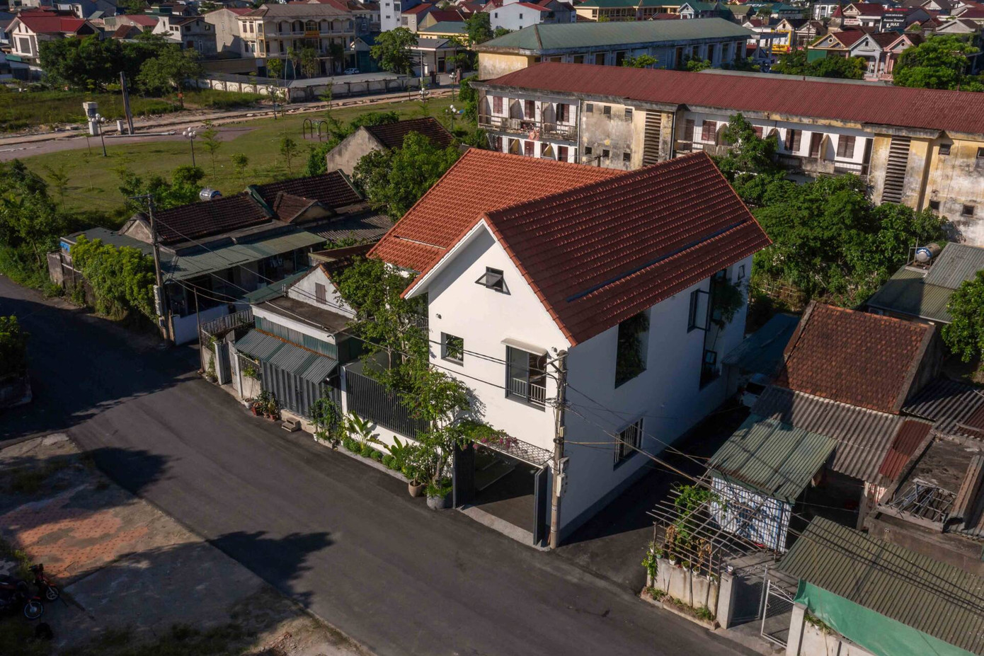 Hệ mái ngói đất nung đỏ khiến ngôi nhà nổi bật.