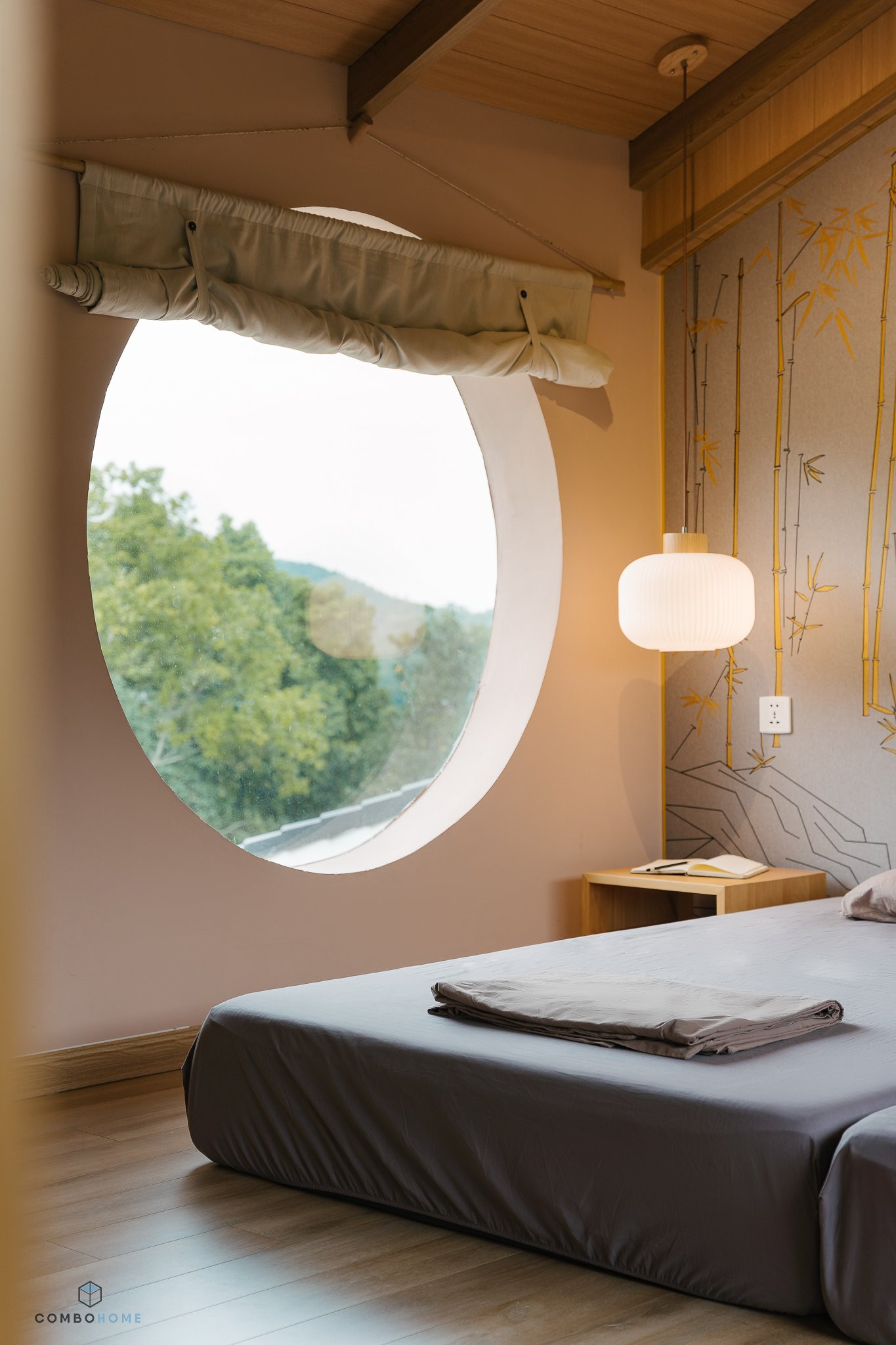 Điểm nhấn là các ô cửa sổ bằng kính chống nóng, lấy ánh sáng tự nhiên cho không gian thuần khiết, mềm mại.