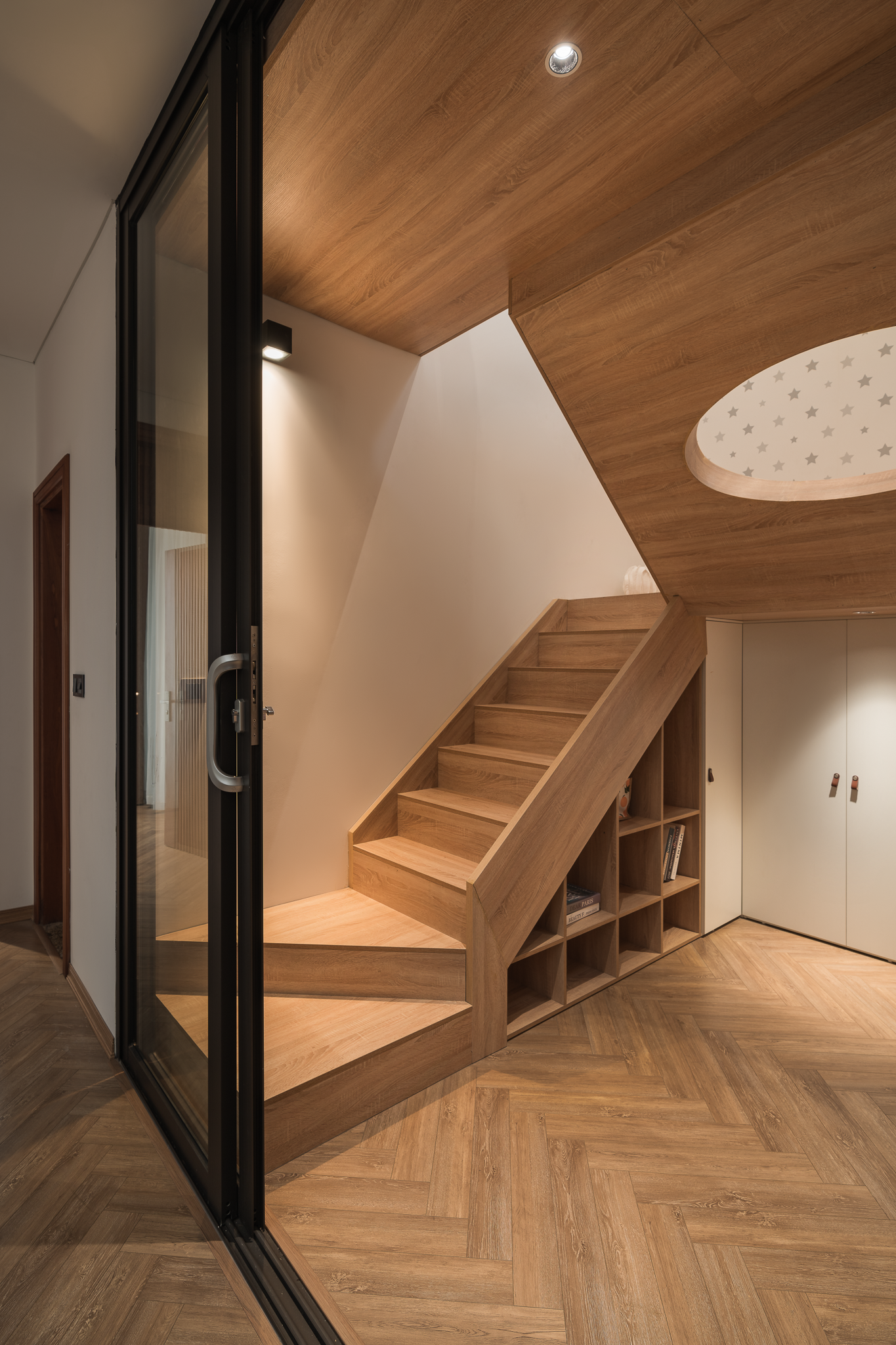 Cửa kính kết hợp với tường trắng khiến không gian như rộng rãi hơn. Cửa kính kết hợp với tường trắng khiến không gian như rộng rãi hơn.