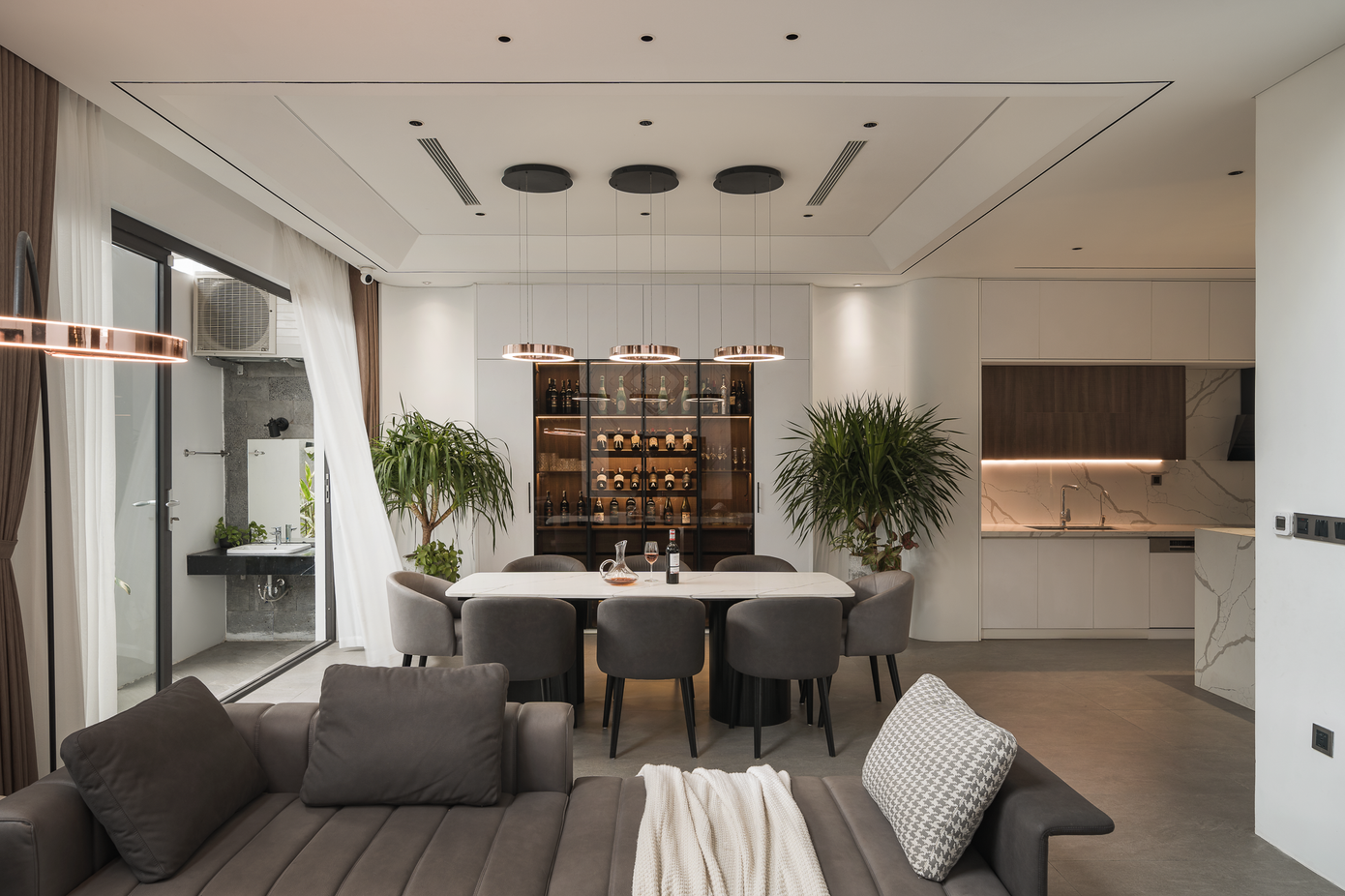 Không gian phòng khách - bếp ăn thiết kế mở, tạo cảm giác thông thoáng. Không gian phòng khách - bếp ăn thiết kế mở, tạo cảm giác thông thoáng.