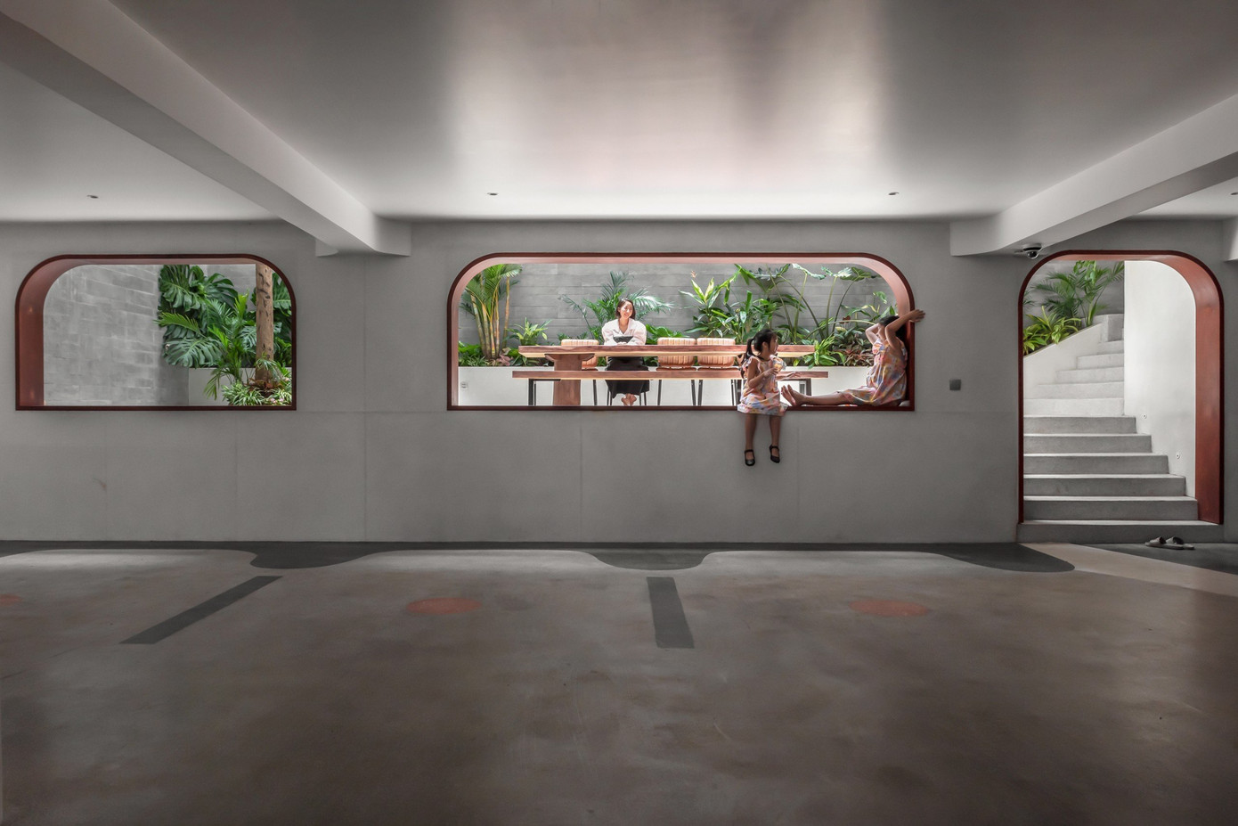 Tầng hầm được trang trí những đường cong, xóa đi vẻ đơn điệu, nhàm chán.