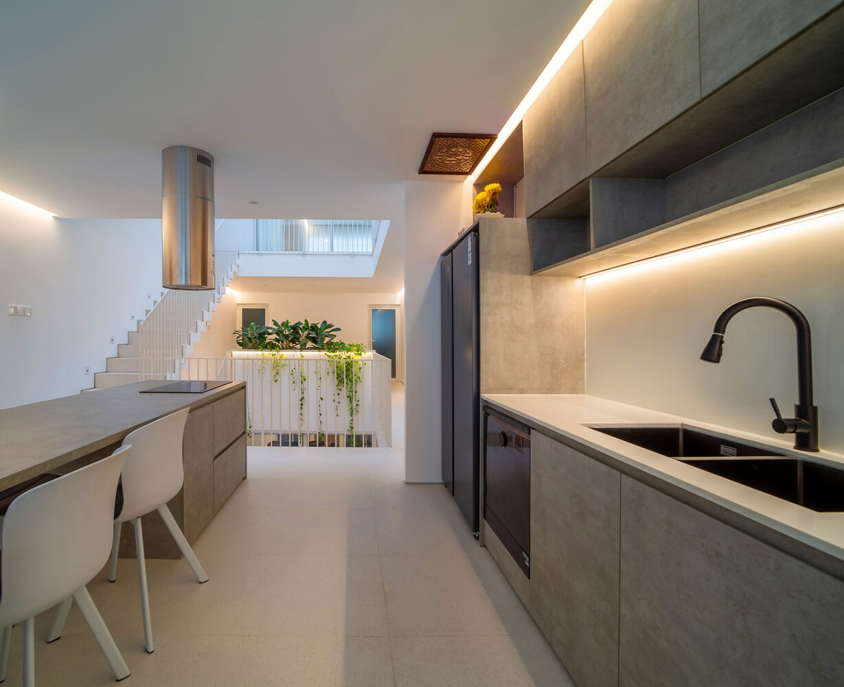 Chức năng sống và làm việc chia theo tầng và kết nối với giếng trời. Công việc spa vận hành ở tầng một và tầng hai, gia đình ở tầng ba và bốn. Phòng bếp/ăn là nơi công việc và chỗ ở riêng tư giao nhau.