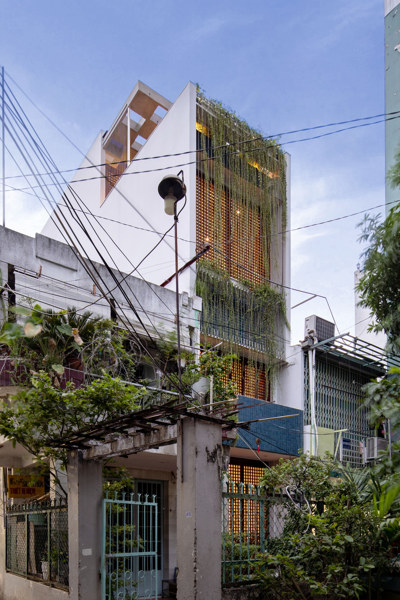 Closer house nằm trong một khu nhà liên kế, ở trung tâm Sài Gòn.