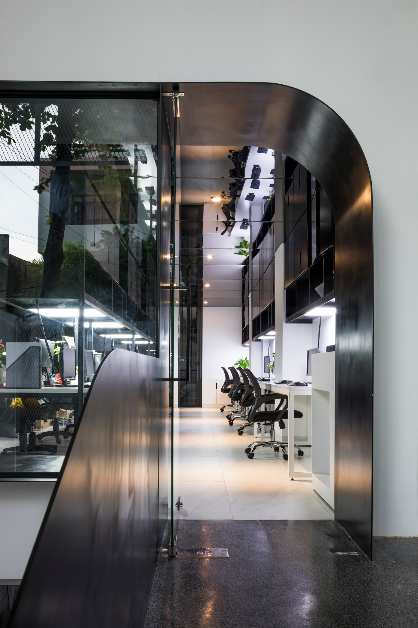Đường cong ở lối vào không gian làm việc tạo nên sự thống nhất về kiến trúc tổng thể.