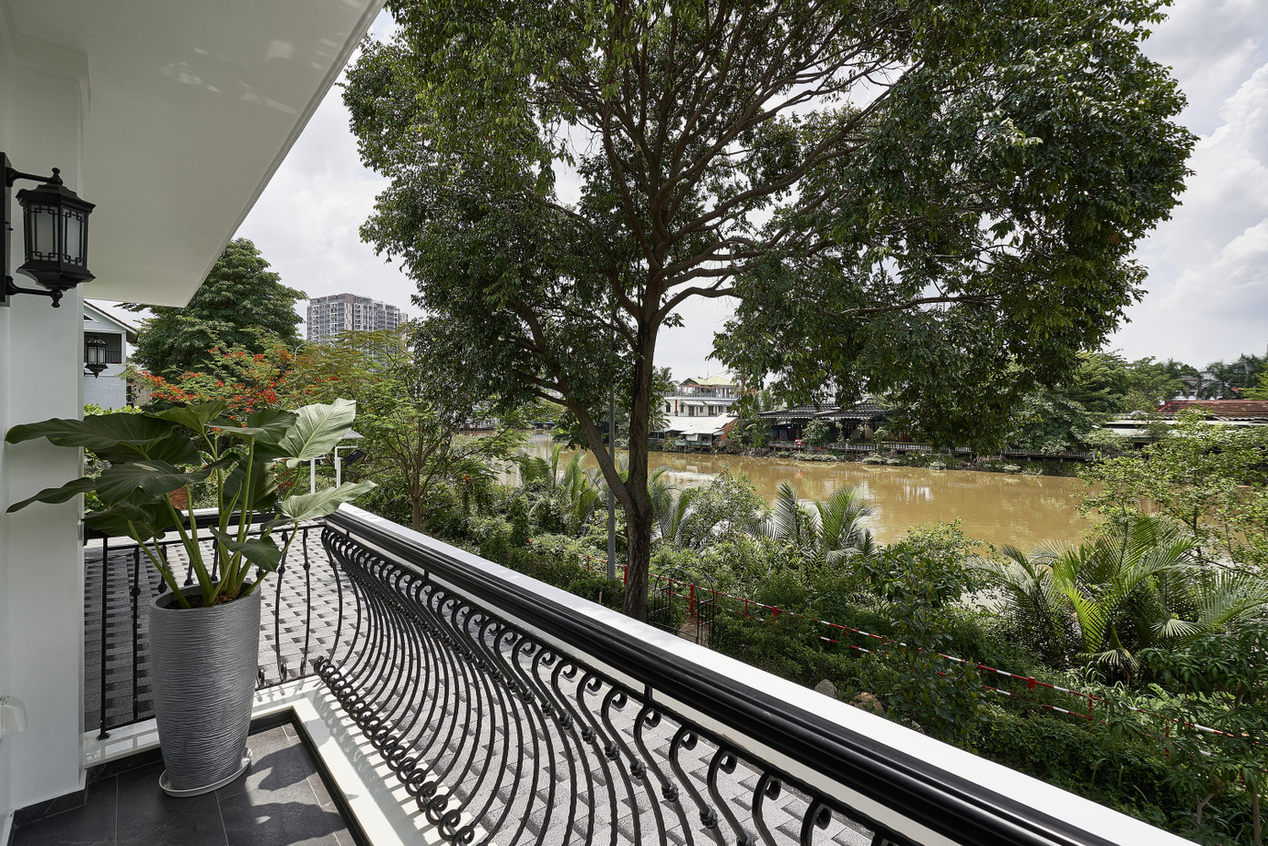 Phía sau ngôi nhà là nhánh sông, mang lại không khí thoáng mát, dễ chịu. Phía sau ngôi nhà là nhánh sông, mang lại không khí thoáng mát, dễ chịu.