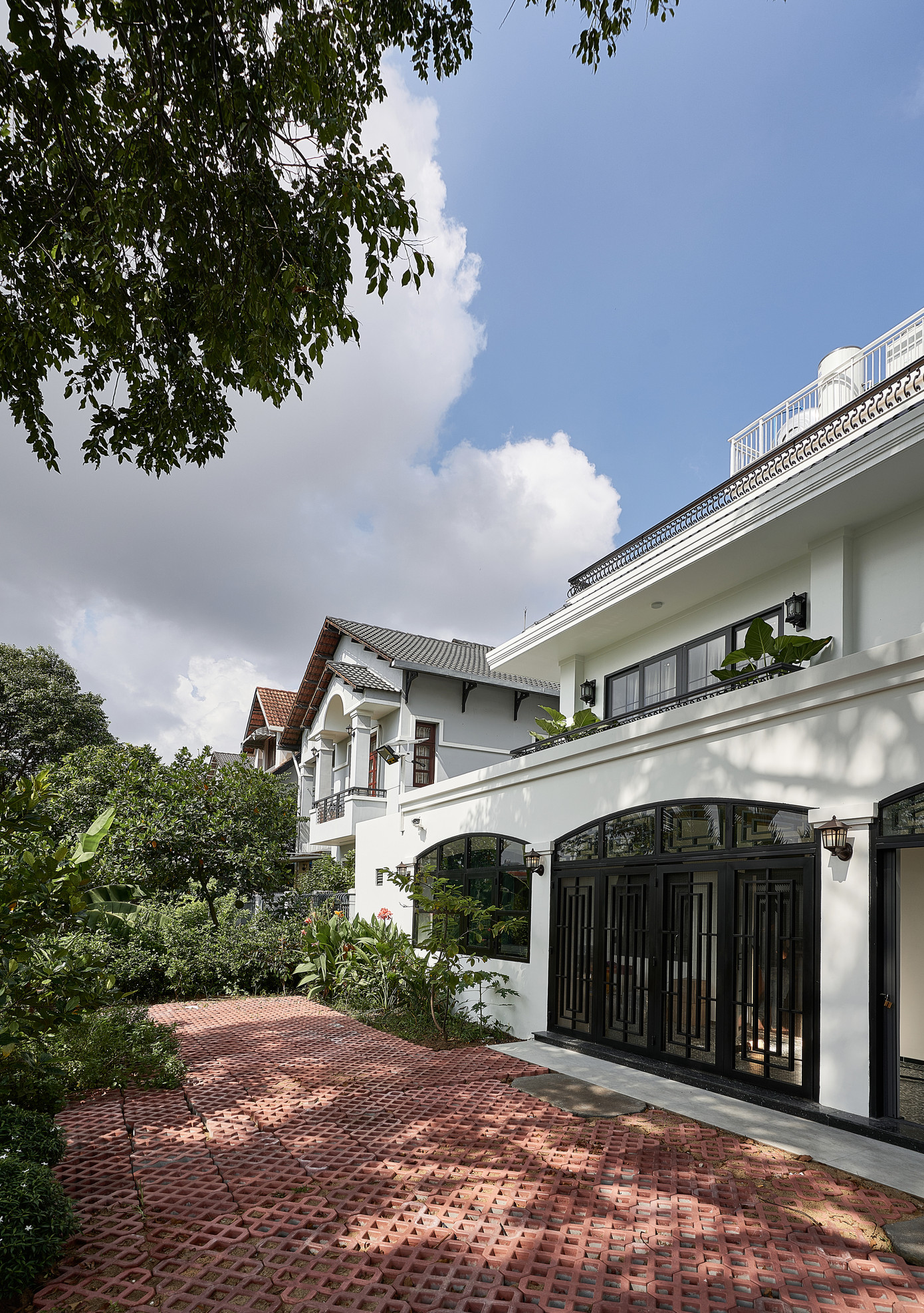 Sân sau trồng các loại cây xanh khác nhau, tạo không khí trong lành, thư giãn. Sân sau trồng các loại cây xanh khác nhau, tạo không khí trong lành, thư giãn.