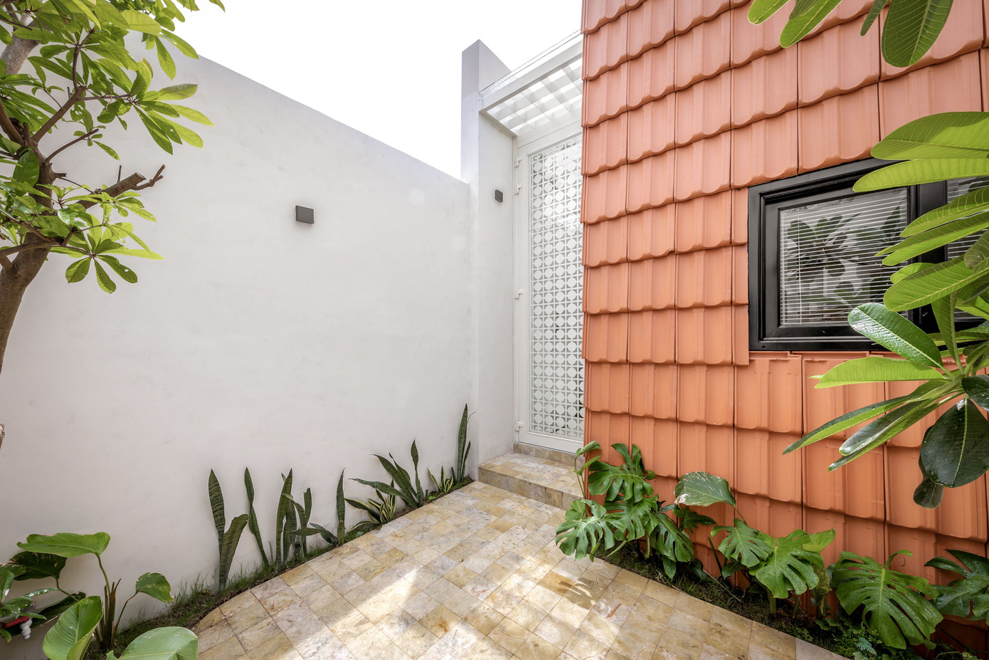 Gạch ngói không chỉ được dùng làm mái mà còn là một phần tường bao bên ngoài, khiến công trình thêm ấn tượng.