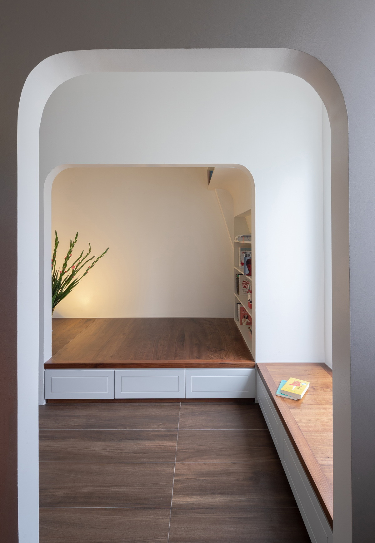 Các ô cửa vòm nối tiếp tạo ấn tượng mạnh mẽ.