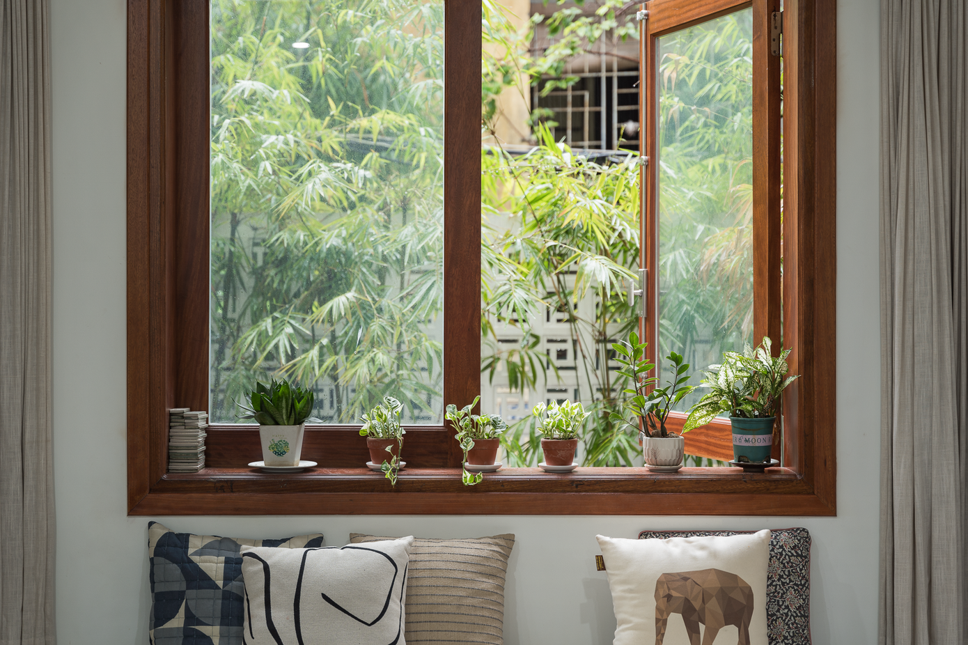 Gỗ Lim Nam Phi giúp cửa bền hơn trong quá trình sử dụng. Gỗ Lim Nam Phi giúp cửa bền hơn trong quá trình sử dụng.