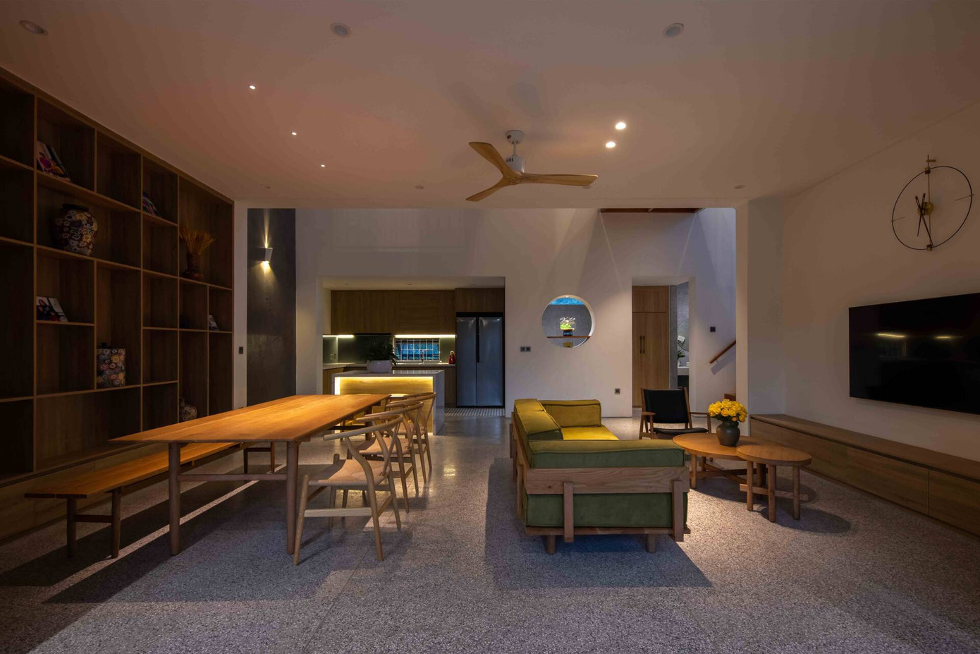 Phòng bếp và phòng ăn không có vách ngăn, tạo sự kết nối.