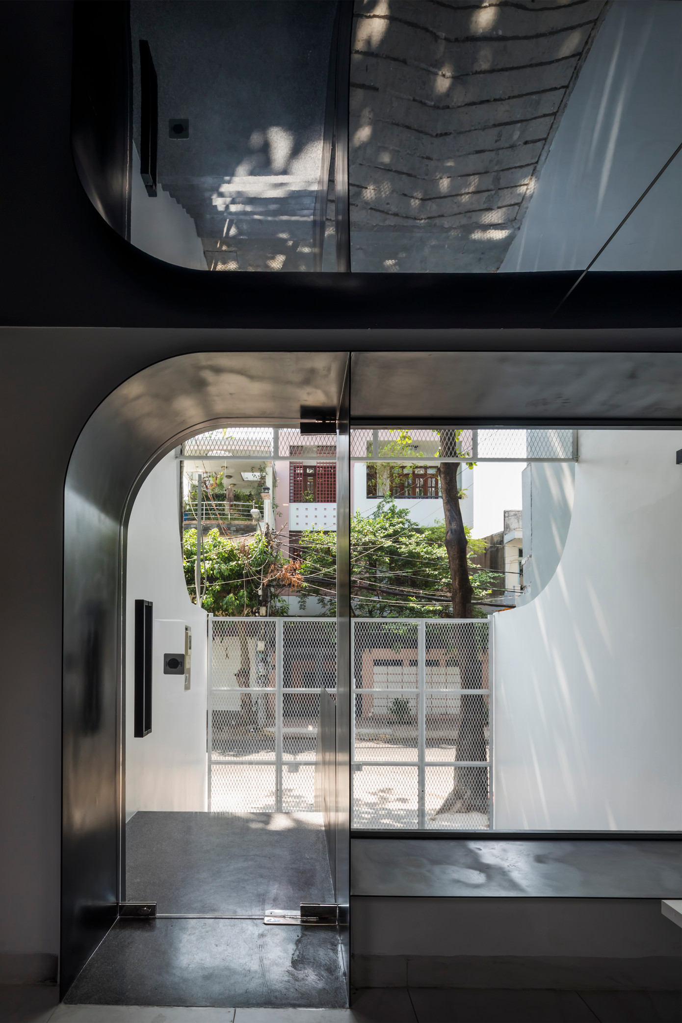 Khu vực cửa ra vào có góc nghỉ cho nhân viên.