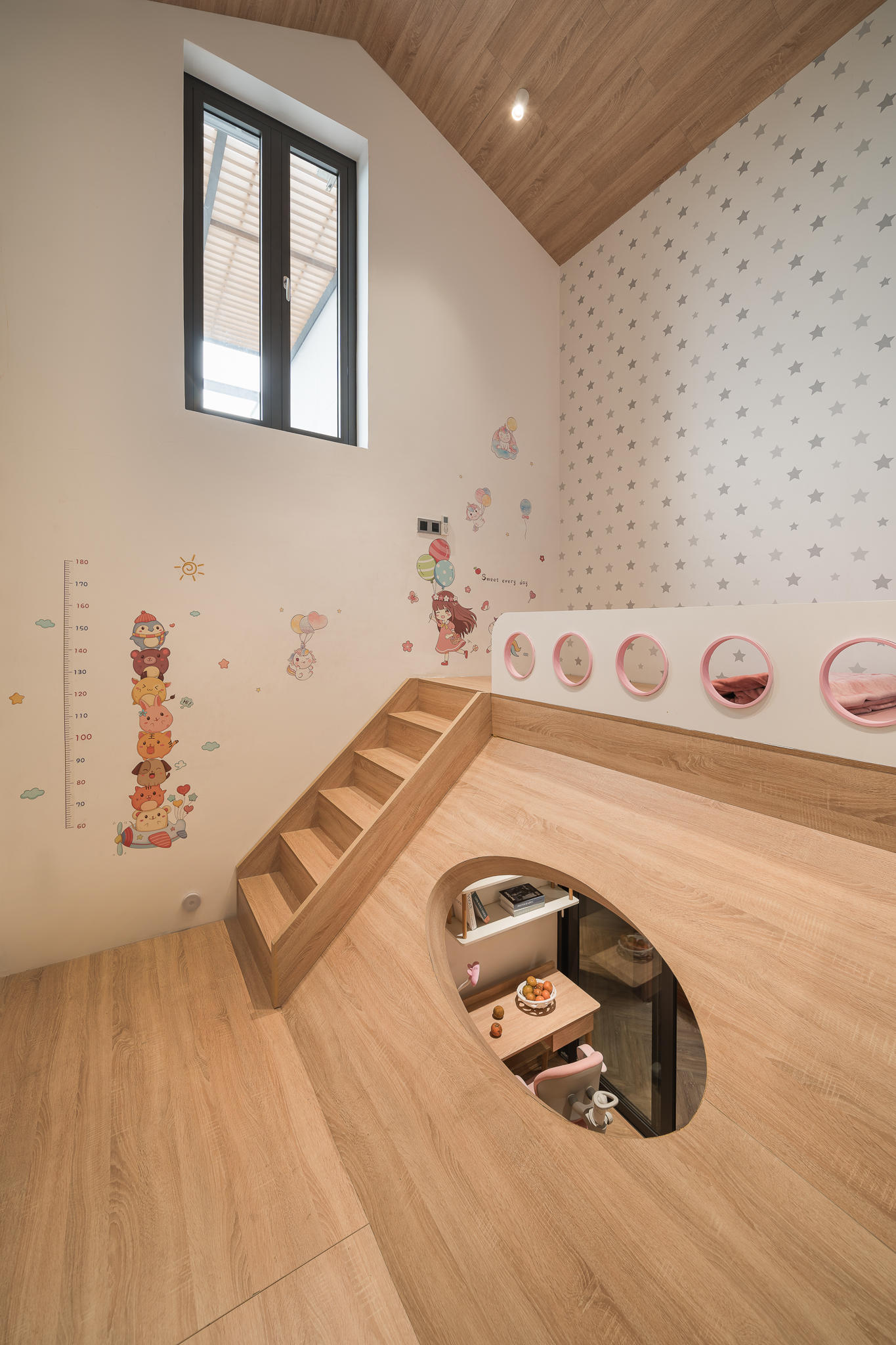 Phòng ngủ cho trẻ có cấu trúc như tầng lửng độc đáo. Phòng ngủ cho trẻ có cấu trúc như tầng lửng độc đáo.