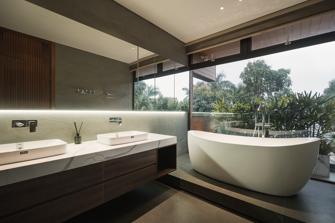 Bồn tắm nằm với view kính lớn nhìn ra mặt tiền, tạo cảm giác "chill", thư thái. Bồn tắm nằm với view kính lớn nhìn ra mặt tiền, tạo cảm giác "chill", thư thái.