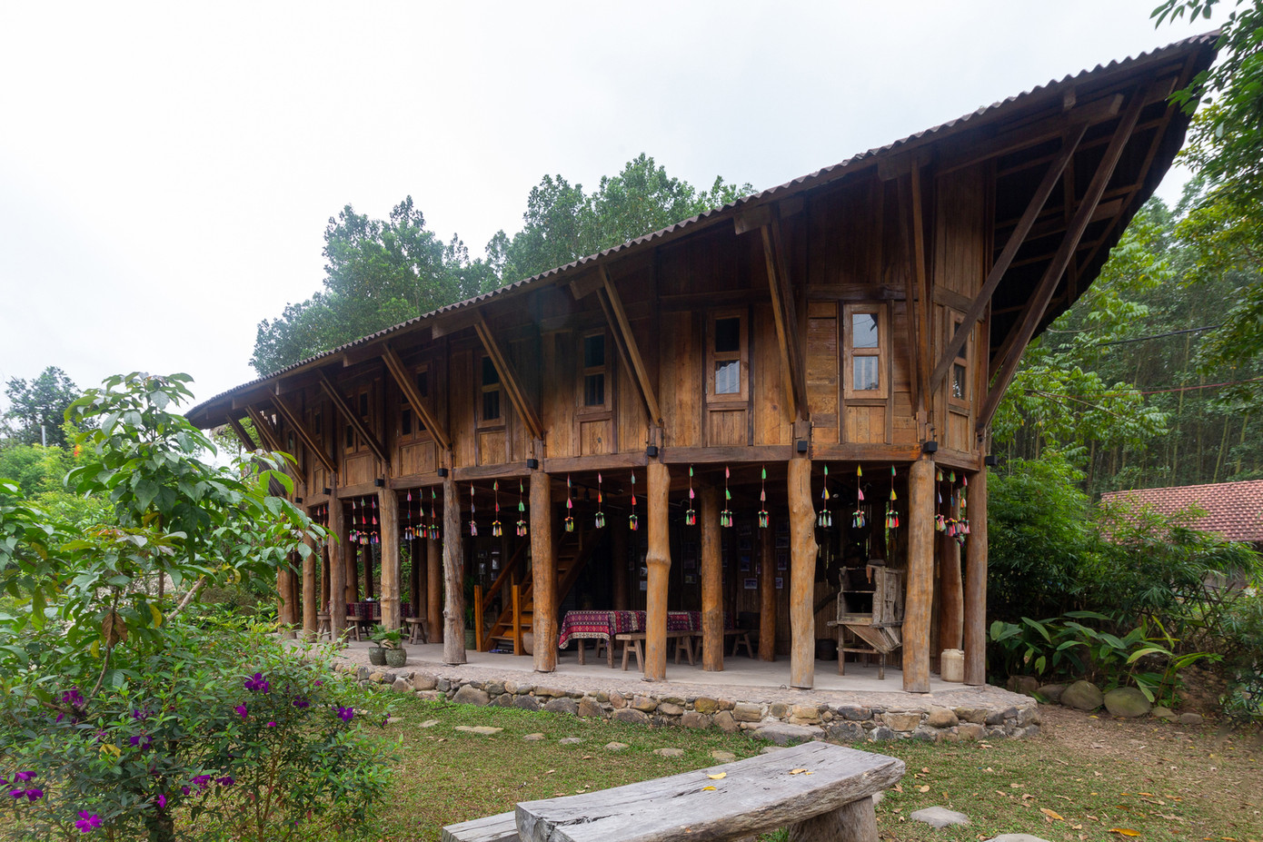 Căn nhà cộng đồng nằm ở xã miền núi Kỳ Thượng, cách trung tâm thành phố Hạ Long 60km về phía đông bắc. Với diện tích gần 100 km2, xã chỉ có hơn 500 người sinh sống, chủ yếu là người dân tộc Dao.