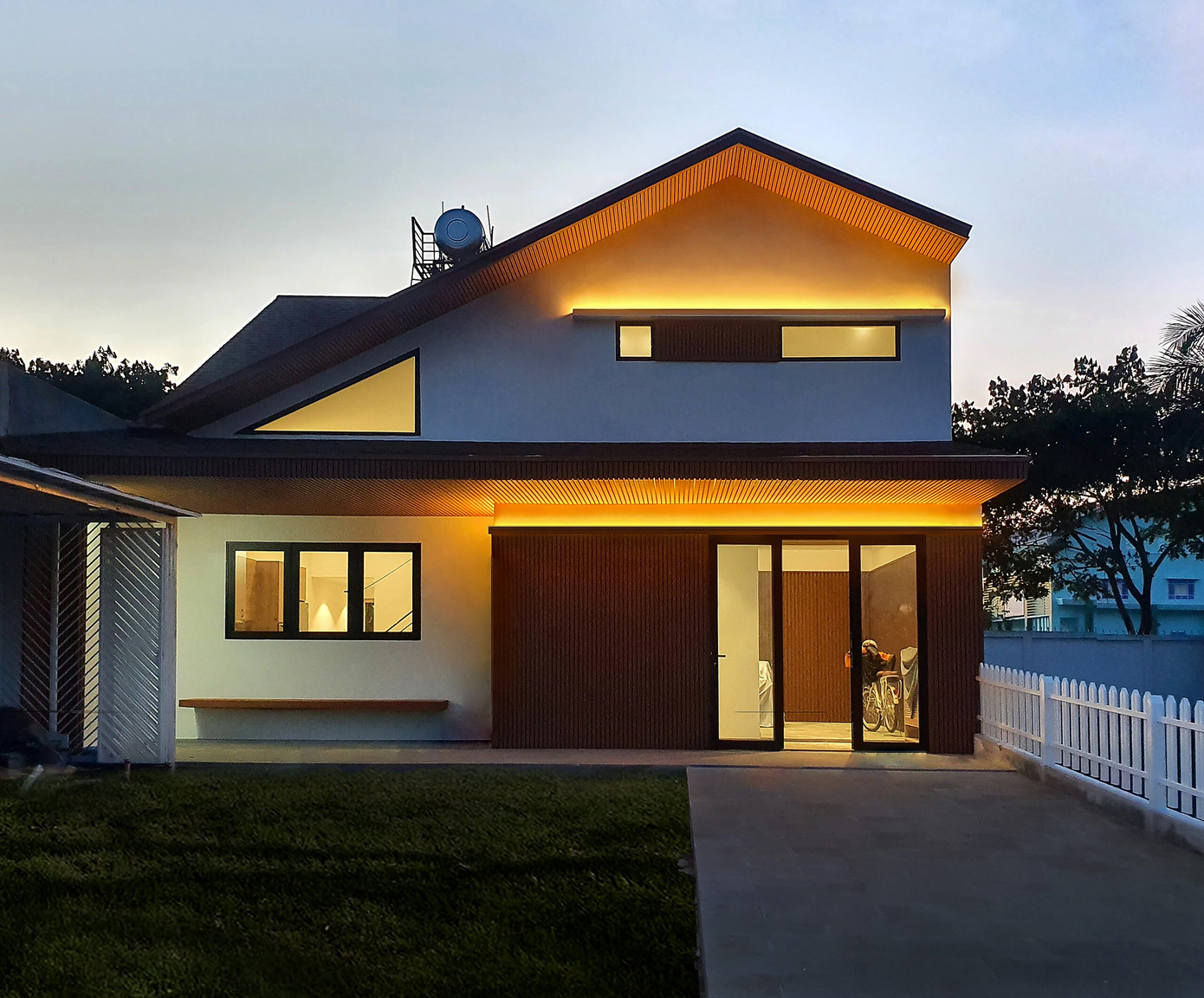 Ngôi nhà có mái chữ A lệch nhẹ, mang phong cách nhà đồng quê kiểu Mỹ.