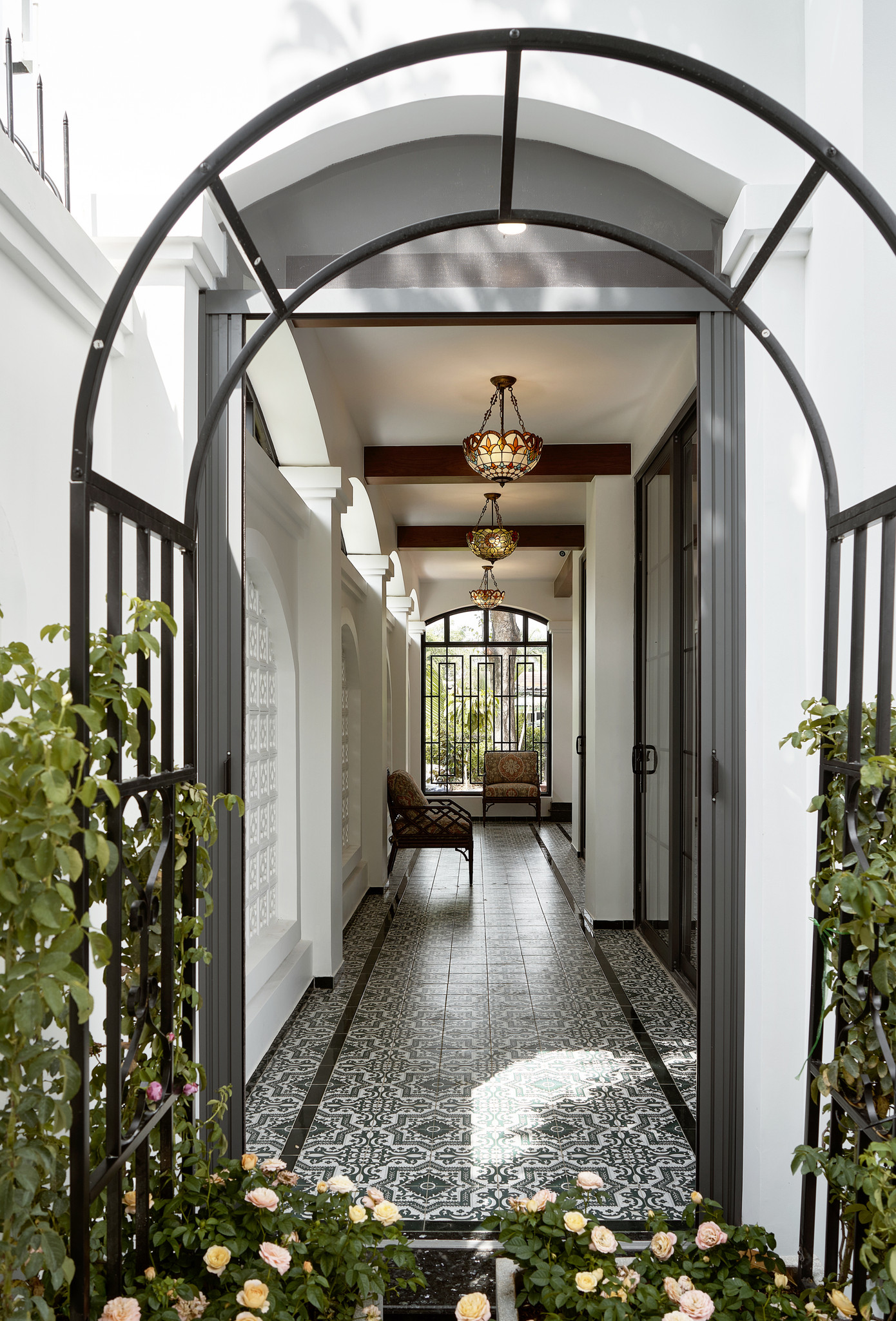 Hành lang tầng trệt được trang trí bằng cổng vòm và hoa lá, tăng thêm tính thẩm mỹ cho lối vào. Hành lang tầng trệt được trang trí bằng cổng vòm và hoa lá, tăng thêm tính thẩm mỹ cho lối vào.