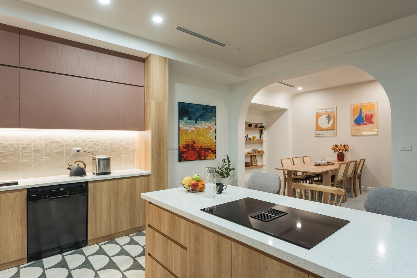 Phòng bếp liên thông với phòng ăn. Phòng bếp liên thông với phòng ăn.