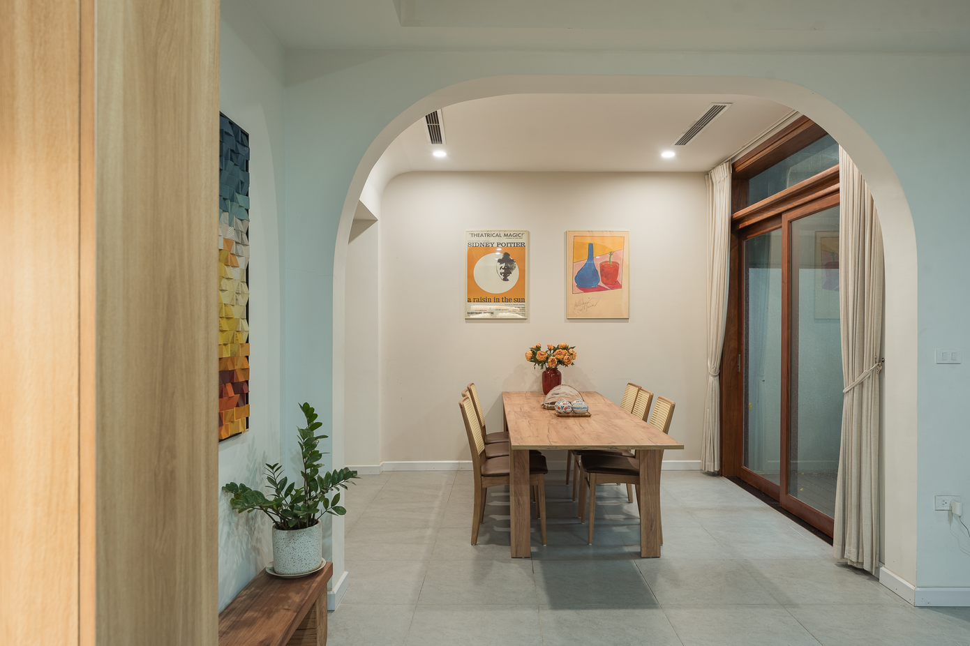 Hệ cửa lùa khiến không gian thêm thoáng đãng. Hệ cửa lùa khiến không gian thêm thoáng đãng.