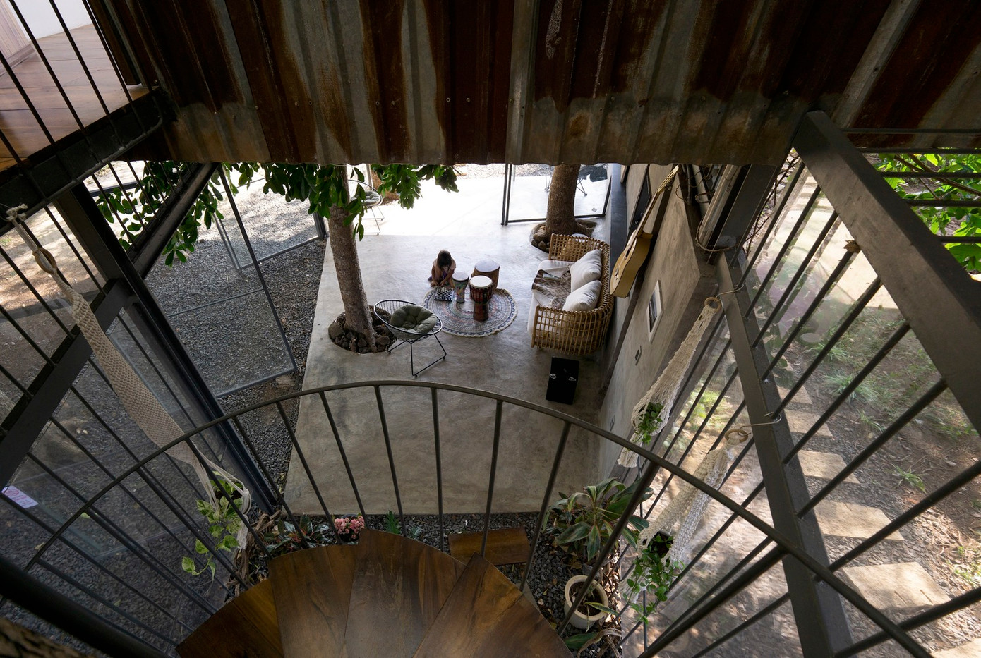 Những vật liệu lấy từ các công trình cũ được tái sử dụng và tái chế để xây nhà. Ngoài ra, không gian mở khiến con người trở nên gần gũi với thiên nhiên, thiên nhiên gần gũi với con người và người gần người hơn. Những vật liệu lấy từ các công trình cũ được tái sử dụng và tái chế để xây nhà. Ngoài ra, không gian mở khiến con người trở nên gần gũi với thiên nhiên, thiên nhiên gần gũi với con người và người gần người hơn.