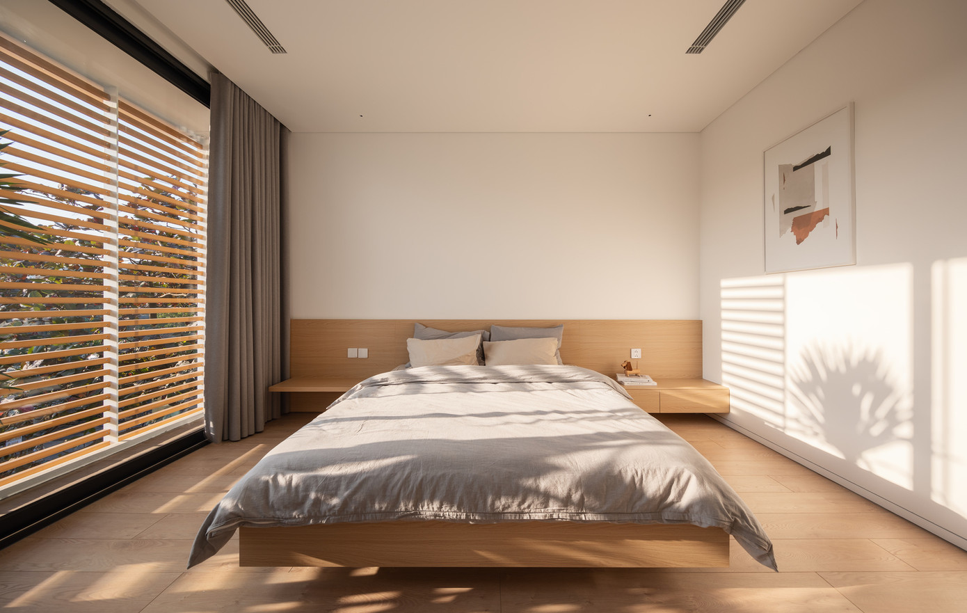 Việc bố trí thư viện ở tầng 3, khi trung tâm của căn nhà được bao quanh bởi các phòng ngủ riêng rẽ, tăng sự tương tác giữa các thành viên trong gia đình.