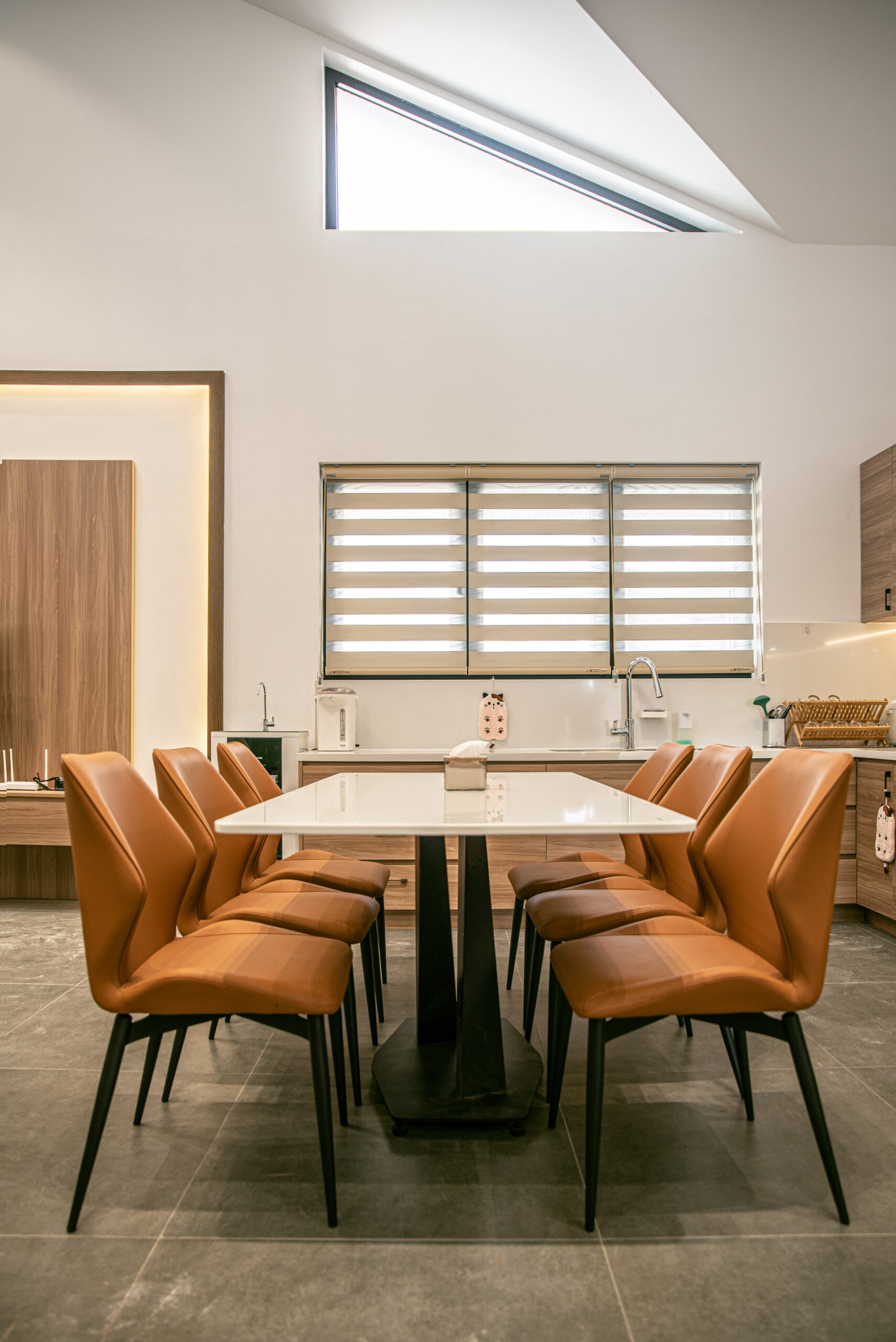 Phòng bếp ngập tràn ánh sáng tự nhiên mà không cần những đèn chùm lộng lẫy.