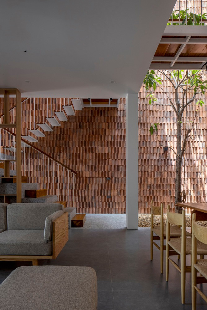 Ngôi nhà có phong cách điển hình của một nhà ở liền kề, bị hạn chế về không gian mở cho những hoạt động.