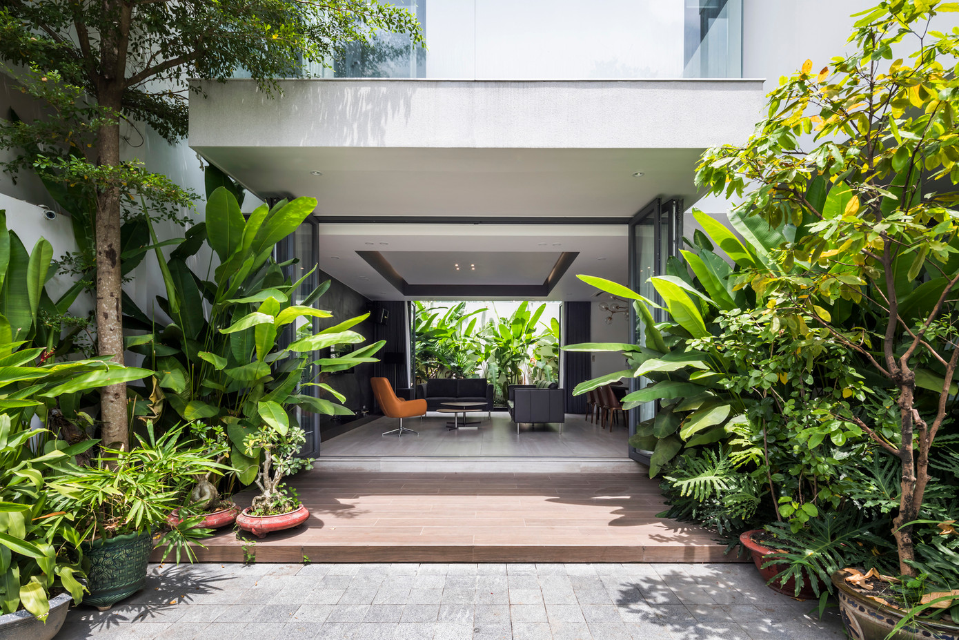 Sân trước là một khu vườn thu nhỏ với đa dạng cây trái.