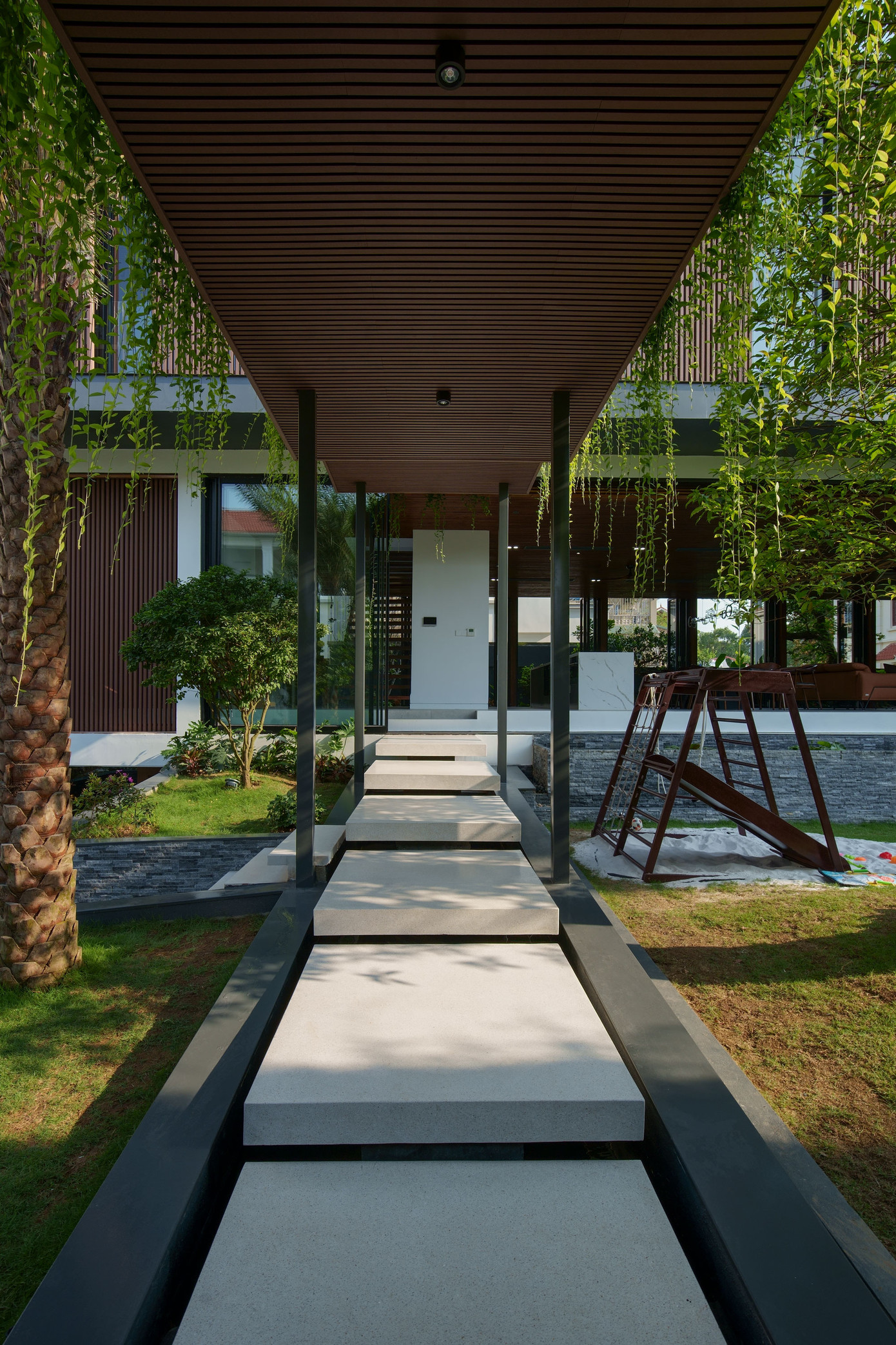 Con đường dẫn vào nhà được lát đá với đa dạng các thảm thực vật.