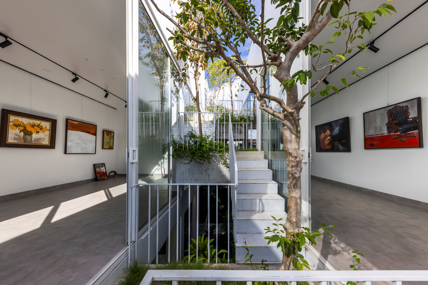 Nối giữa phòng trưng bày và phòng làm việc của người họa sĩ là một cầu thang nhỏ.