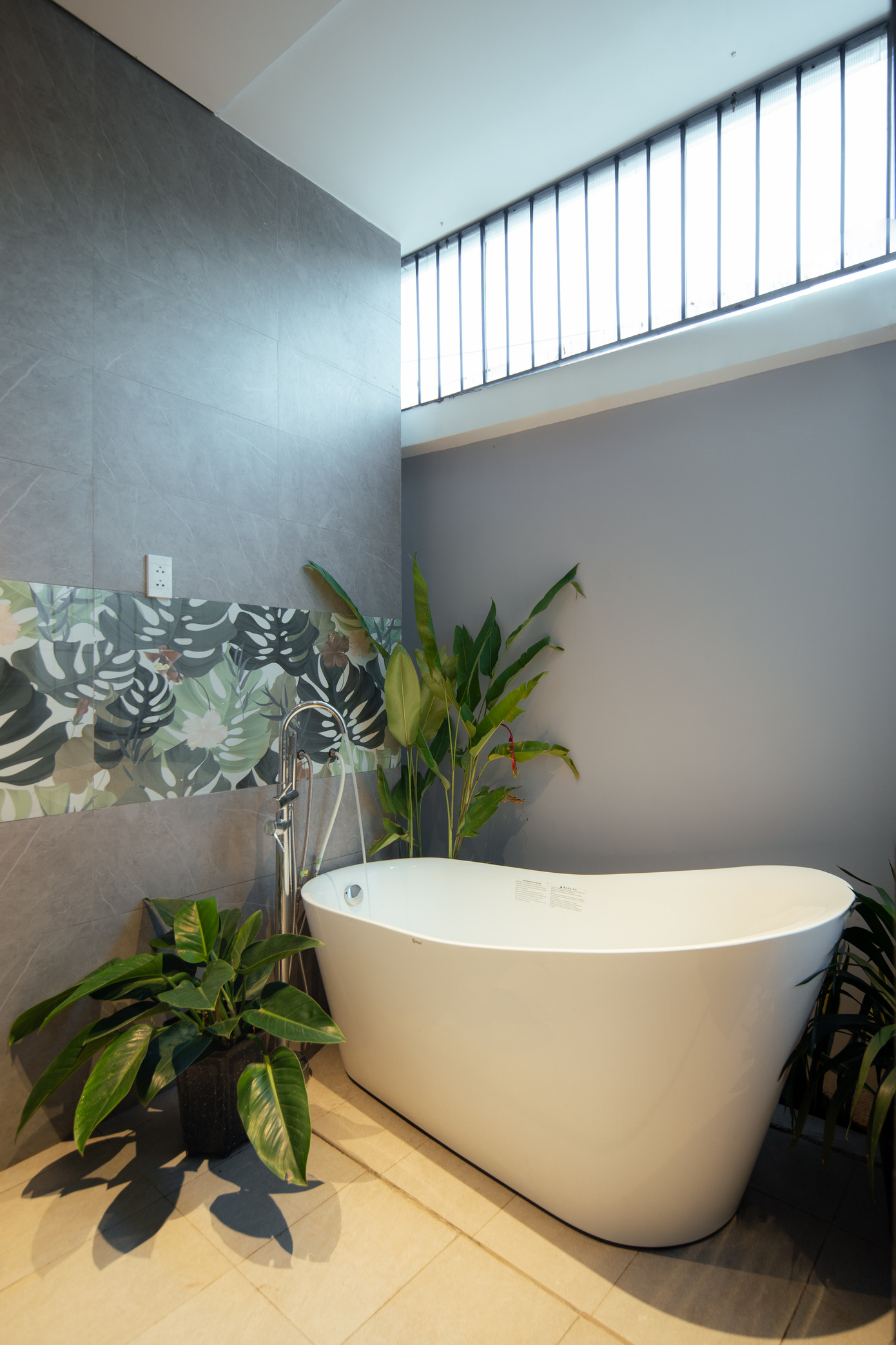 Bồn tắm hiện đại kết hợp cây xanh, là nơi thư giãn cho gia chủ.