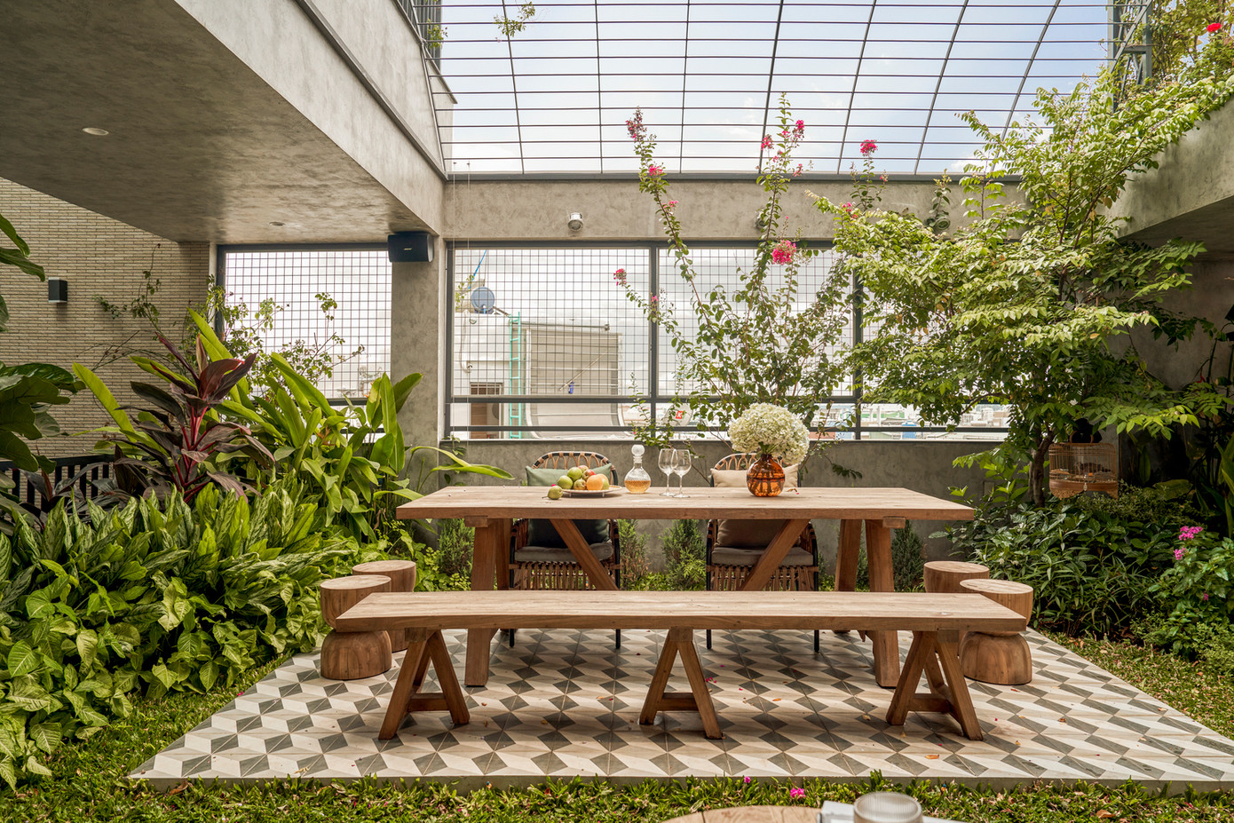 Cửa kính trượt nằm chắn giữa bên trong và bên ngoài căn nhà để tạo cảm giác thông thoáng, rộng rãi và gần gũi với thiên nhiên. Ngoài ra, chủ nhà có một khu vườn nhiệt đới và trồng rau trên sân thượng.