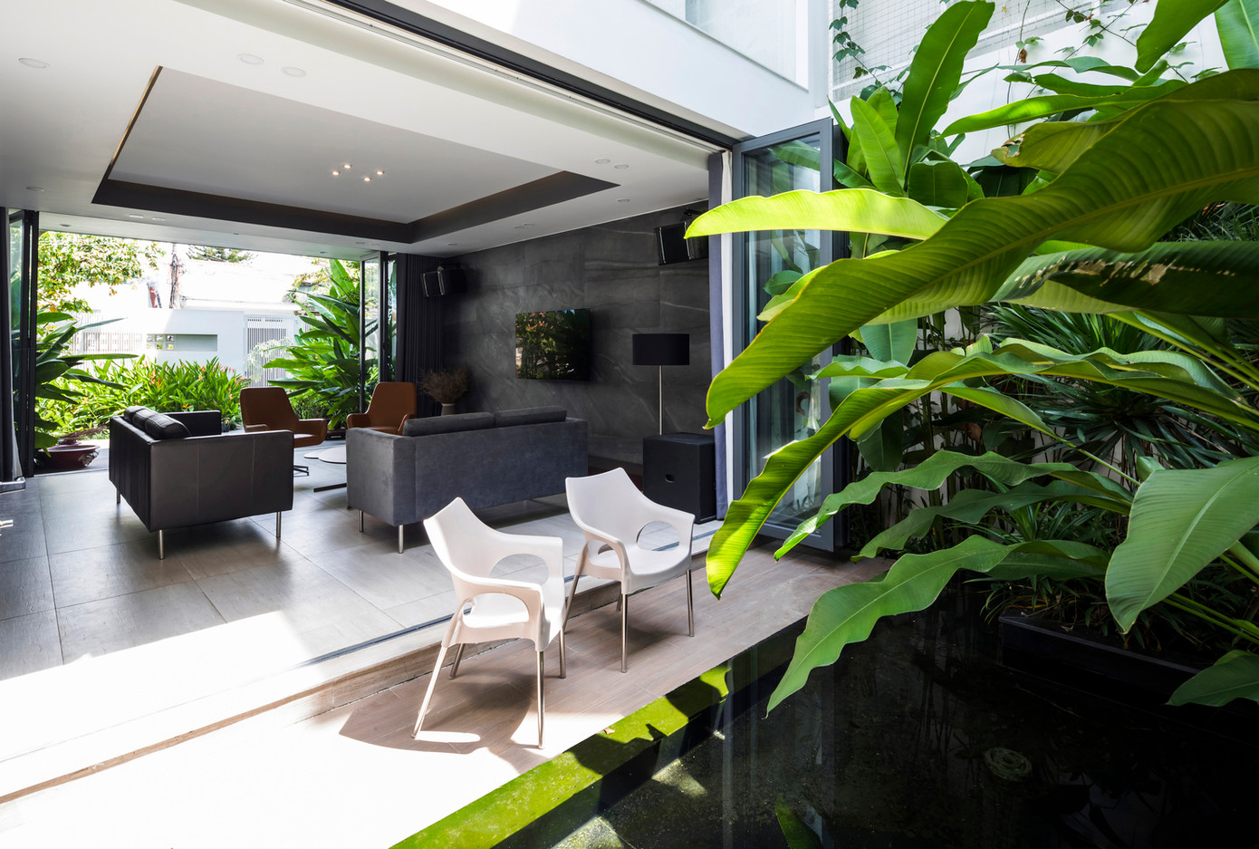 Khu vực cây xanh kết hợp hồ nước ngọt là nơi thư giãn nghỉ ngơi.